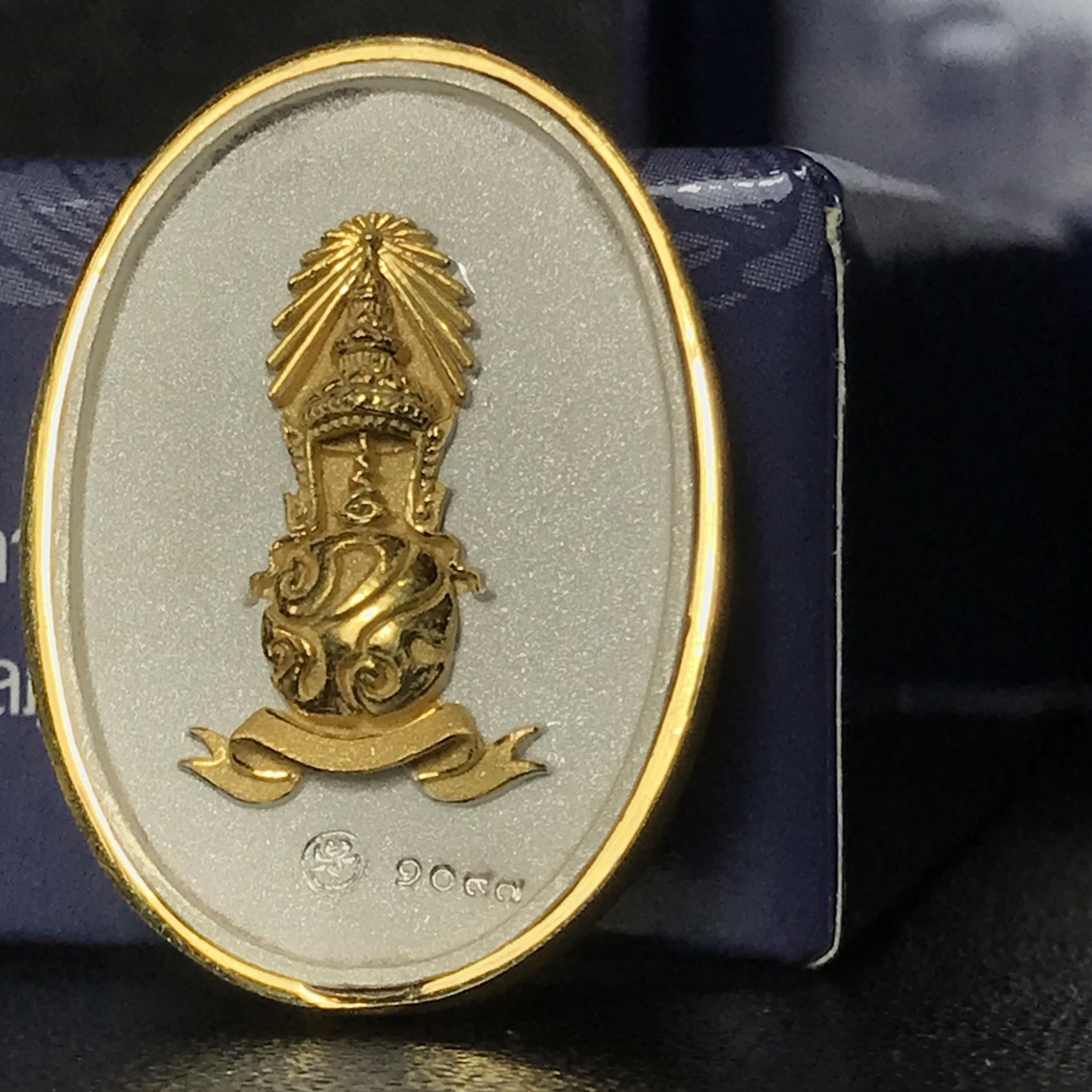 พระแก้วมรกต ภปร. ปี2547 จัดสร้างโดย รพ.ภูมิพลฯ เนื้อเงิน(3 กษัตริย์)เหรียญทรงกลมรี(1ใน3000องค์)