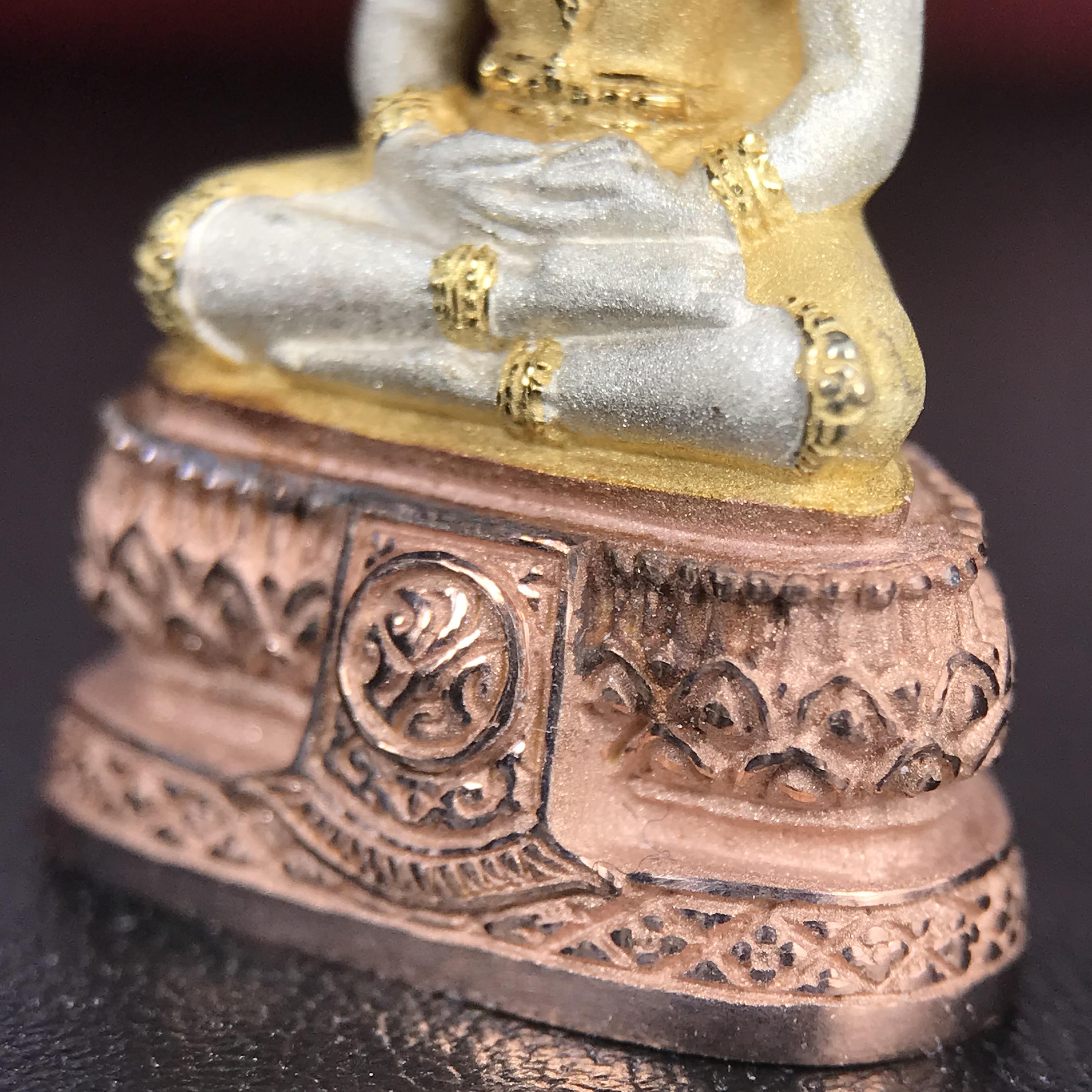 พระแก้วมรกต ภปร.(รุ่นแรก) ปี2545 จัดสร้างในมหาวโรกาส พระบาทสมเด็จพระเจ้าอยู่หัวรัชกาลที่ 9 ครบรอบ 75 พรรษา และฉลองกรุงรัตนโกสินทร์ครบ 220 ปี พิมพ์ลอยองค์ใหญ่ เนื้อเงินบริสุทธิ์ 92.5%(สามกษัตริย์) ขนาด 19*35 มม. พร้อมกล่อง สวยครบสมบูรณ์(องค์หมายเลข ๑๙๘)