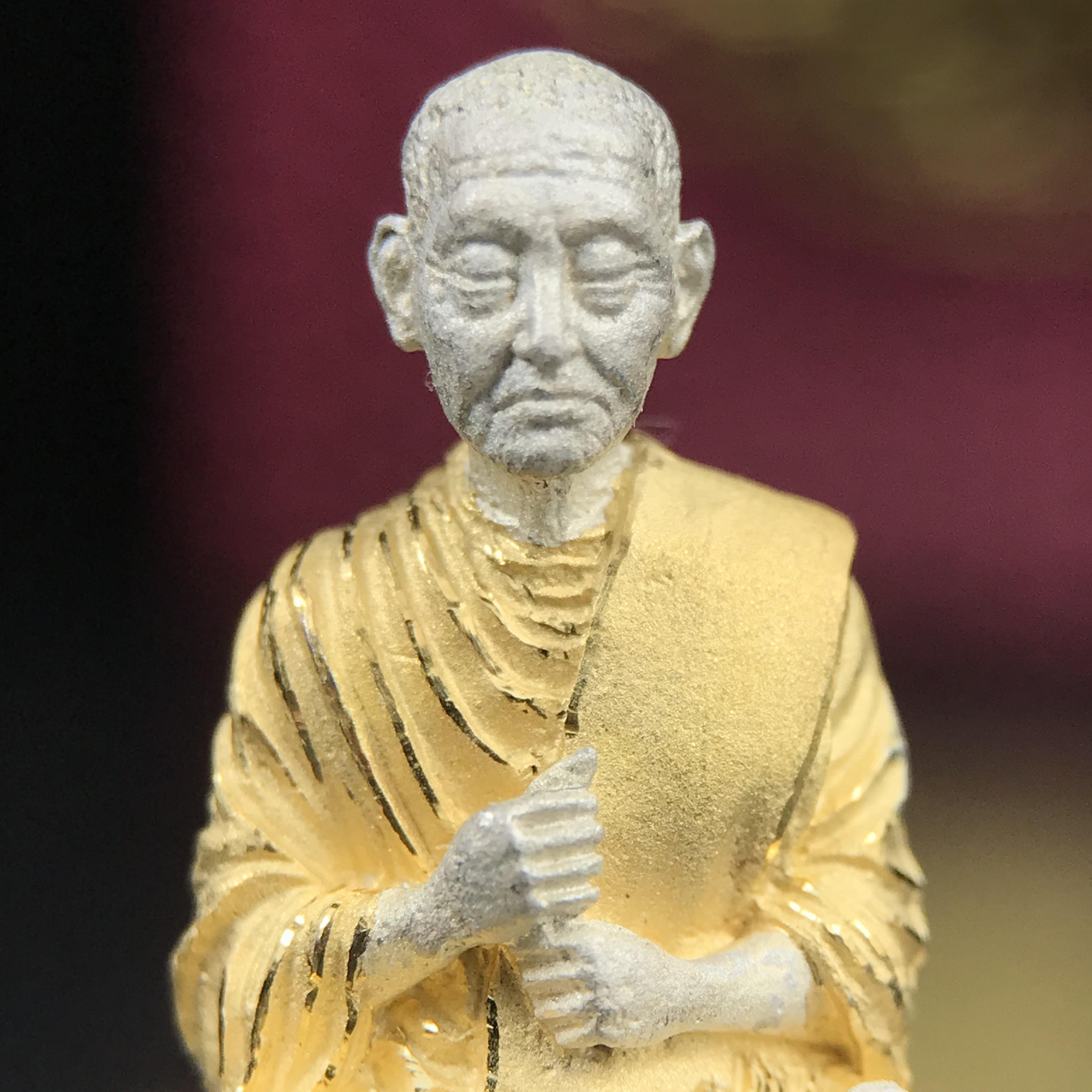 รูปเหมือนสมเด็จพระพุฒาจารย์ (โต พรหมรังสี)วัดใหม่อมตรส บางขุนพรหม ปี2540 รุ่นกาญจนาภิเษก จัดสร้างในวโรกาสที่รัชกาลที่ 9 ทรงครองสิริราชสมบัติ ครบ 50ปี ลอยองค์พิมพ์ใหญ่ เนื้อเงินบริสุทธิ์ 99.9% แบบชุบสามกษัตริย์ขัดเงาบางส่วน พร้อมกล่องบรรจุเดิมครบ