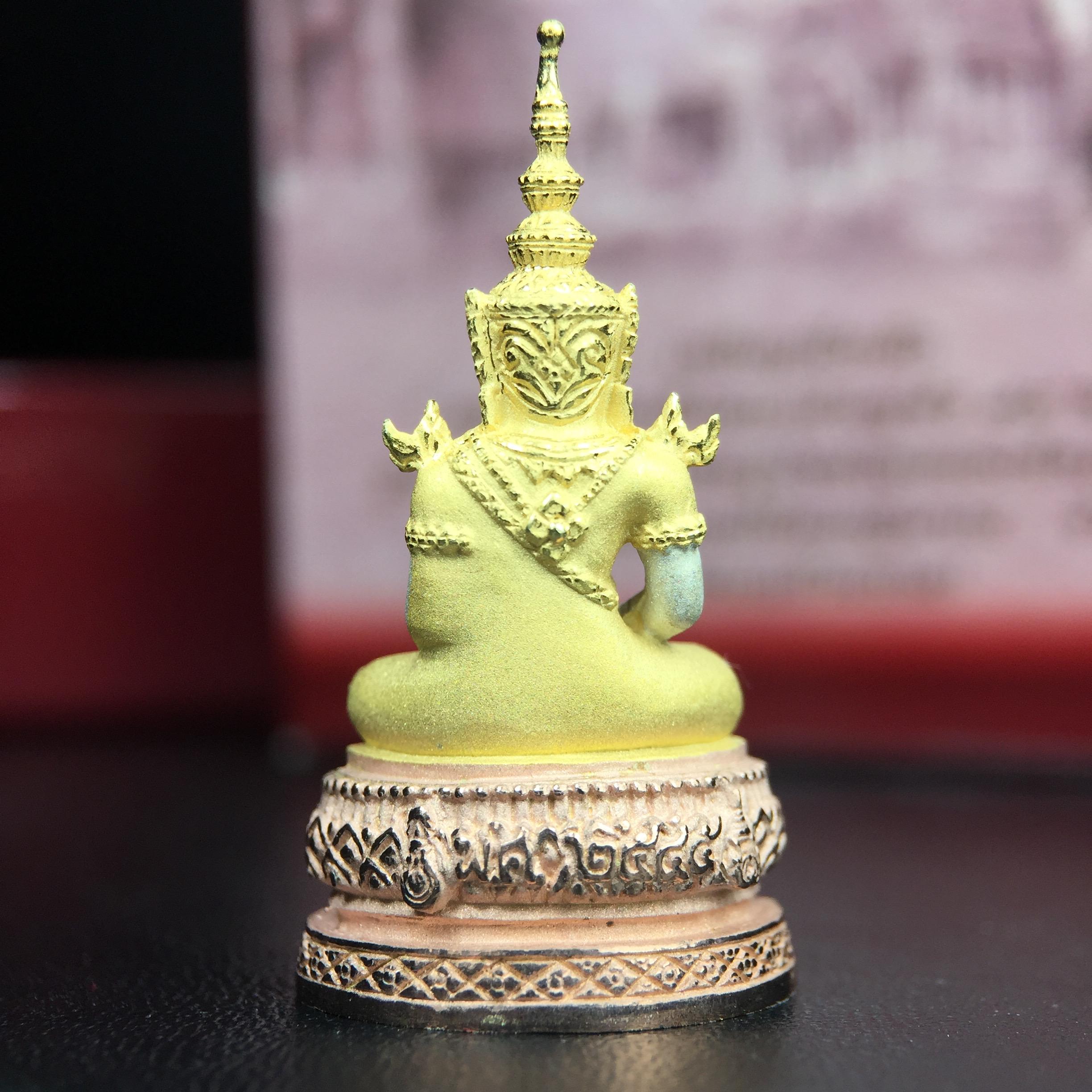 พระแก้วมรกต ภปร.(รุ่นแรก) ปี2545 จัดสร้างในมหาวโรกาส พระบาทสมเด็จพระเจ้าอยู่หัวรัชกาลที่ 9 ครบรอบ 75 พรรษา และฉลองกรุงรัตนโกสินทร์ครบ 220 ปี พิมพ์ลอยองค์ใหญ่ เนื้อเงินบริสุทธิ์ 92.5%(สามกษัตริย์) ขนาด 19*35 มม. พร้อมกล่อง สวยครบสมบูรณ์(องค์หมายเลข ๑๗๒๐)