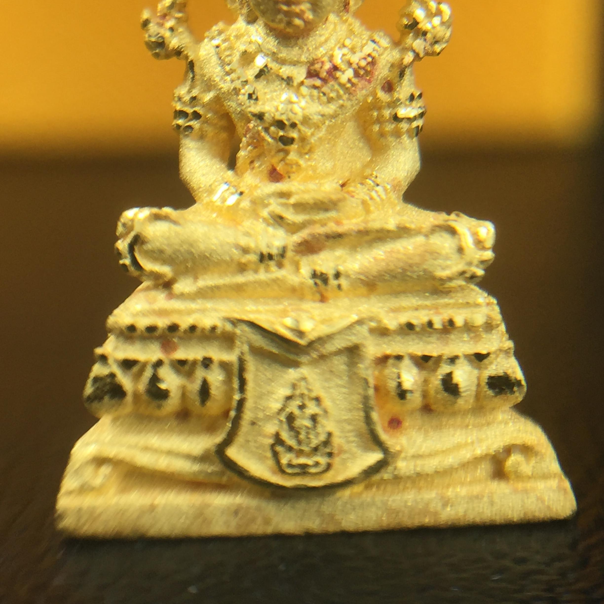 พระแก้วมรกต(จำลอง)ลอยองค์ ขนาดหน้าตัก 1/4 นิ้ว(พิมพ์เล็ก) ทรงเครื่องฤดูร้อน เนื้อทองคำ ตราสัญลักษณ์ฉลองสิริราชสมบัติครบ 60 ปี พ.ศ.2549 (สวย กล่องการ์ดใบรับรอง ครบสมบูรณ์)