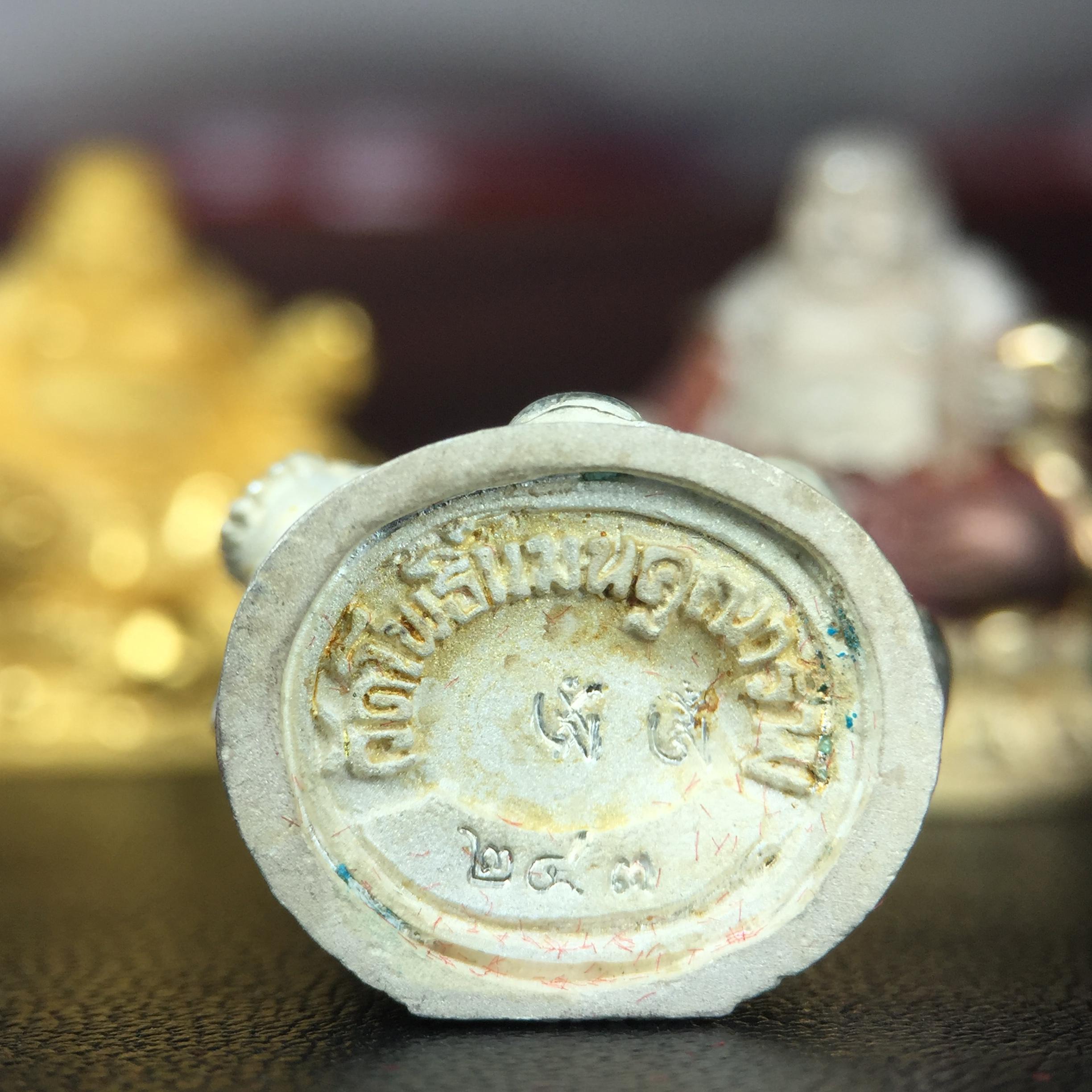 รูปหล่อลอยองค์ พระศรีอริยะเมตตรัยโพธิสัตว์(พระสังกัจจายน์)ชุดทองคำ(เนื้อทองคำ(15.44 กรัม)+เนื้อเงินสามกษัตริย์+เนื้อเงิน) โครงการสร้าง พระศรีอริยะเมตตรัยมหาโพธิสัตว์ น้อมถวายพระบาทสมเด็จพระเจ้าอยู่หัว ทรงครองศิริราชสมบัติครบ 50 ปี วัดโพธิ์แมนคุณาราม