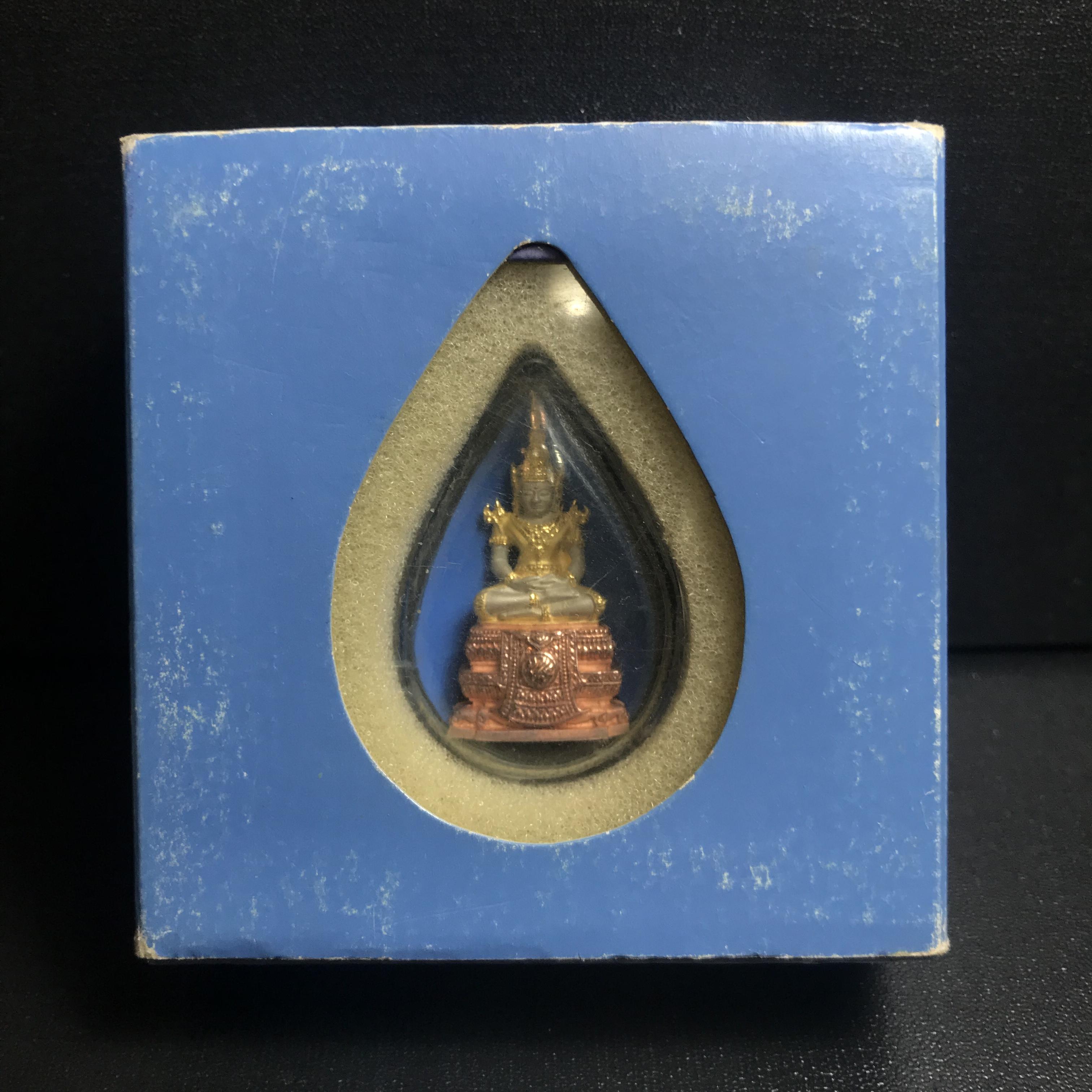 พระแก้วมรกต ภปร. ปี2547 จัดสร้างโดย รพ.ภูมิพลฯ เนื้อเงิน (3 กษัตริย์)ลอยองค์ หน้าตัก 1/2 นิ้ว(1ใน3000องค์)