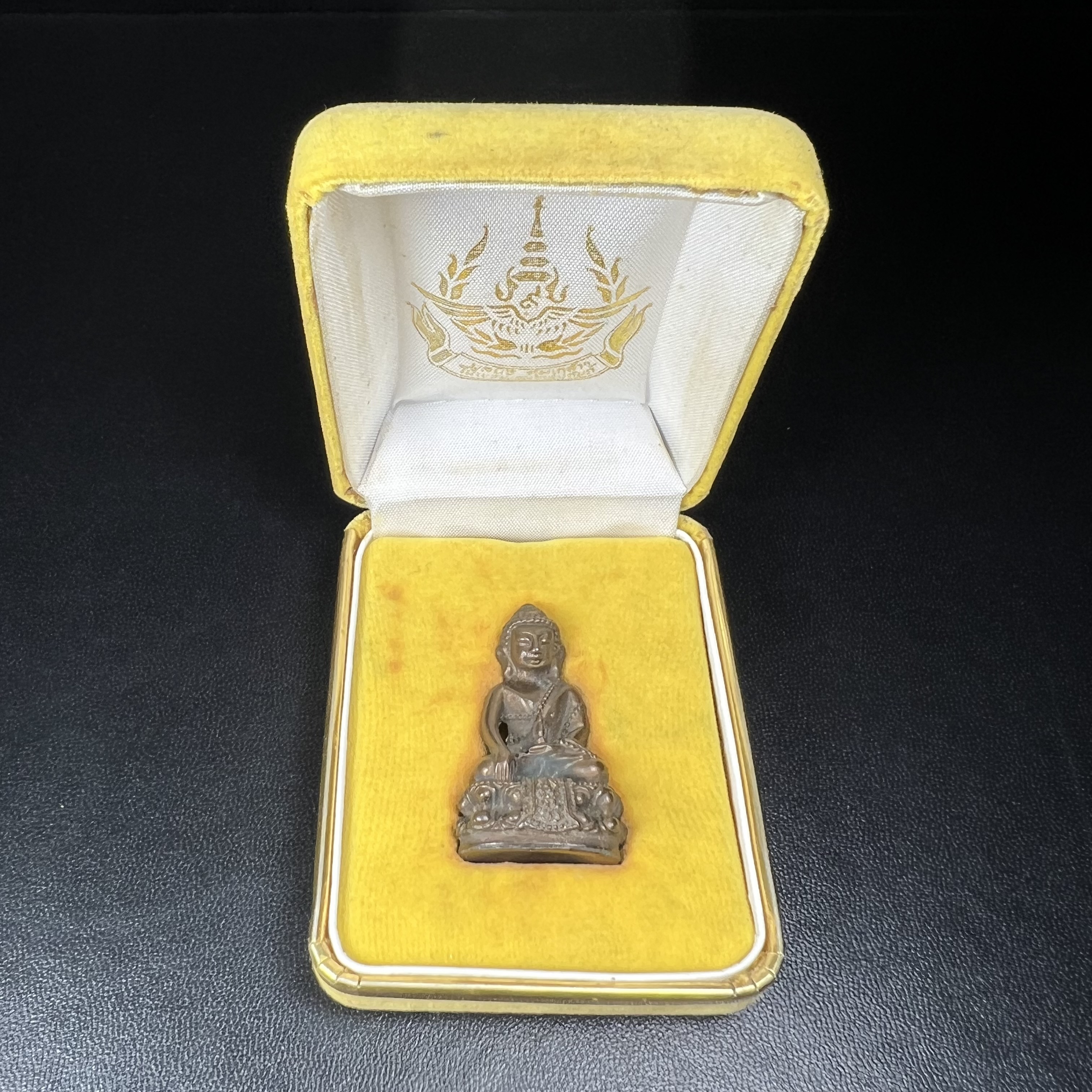 วัตถุมงคลคุ้มเกล้าฯ มหามงคลเฉลิมพระชนมพรรษา 6 รอบ รัชกาลที่ 9 ชุดพิเศษกรรมการ(หายาก) (ในหลวงรัชกาลที่9 ทรงจุดไฟพระฤกษ์และเททอง พิธีใหญ่)ยอดนิยมหายาก