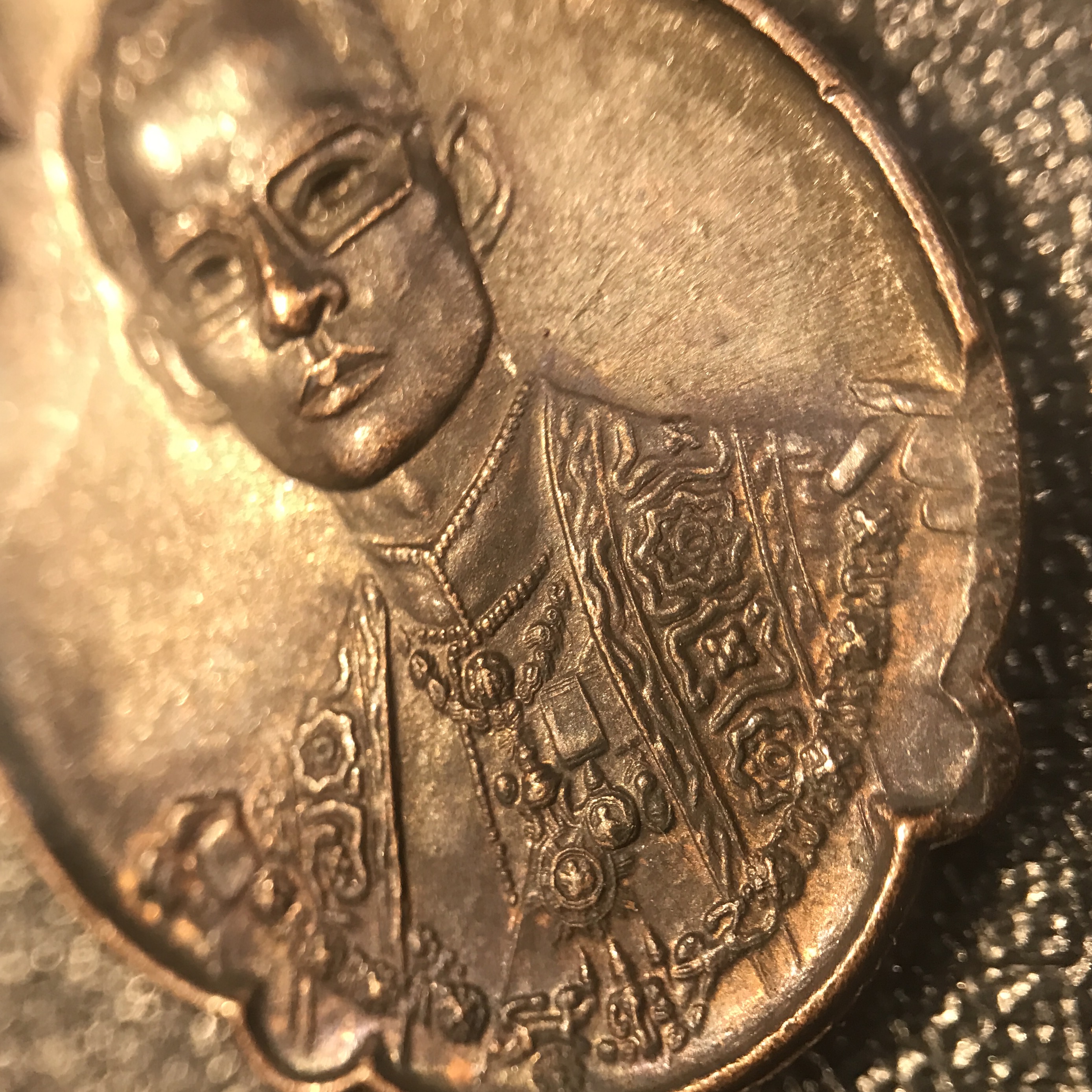 เหรียญ ร.9 ทรงเฉลิมพระชนมพรรษาครบ 4 รอบ ปี2518 (เนื้อทองแดงบล็อคนิยมวงเดือนบน)