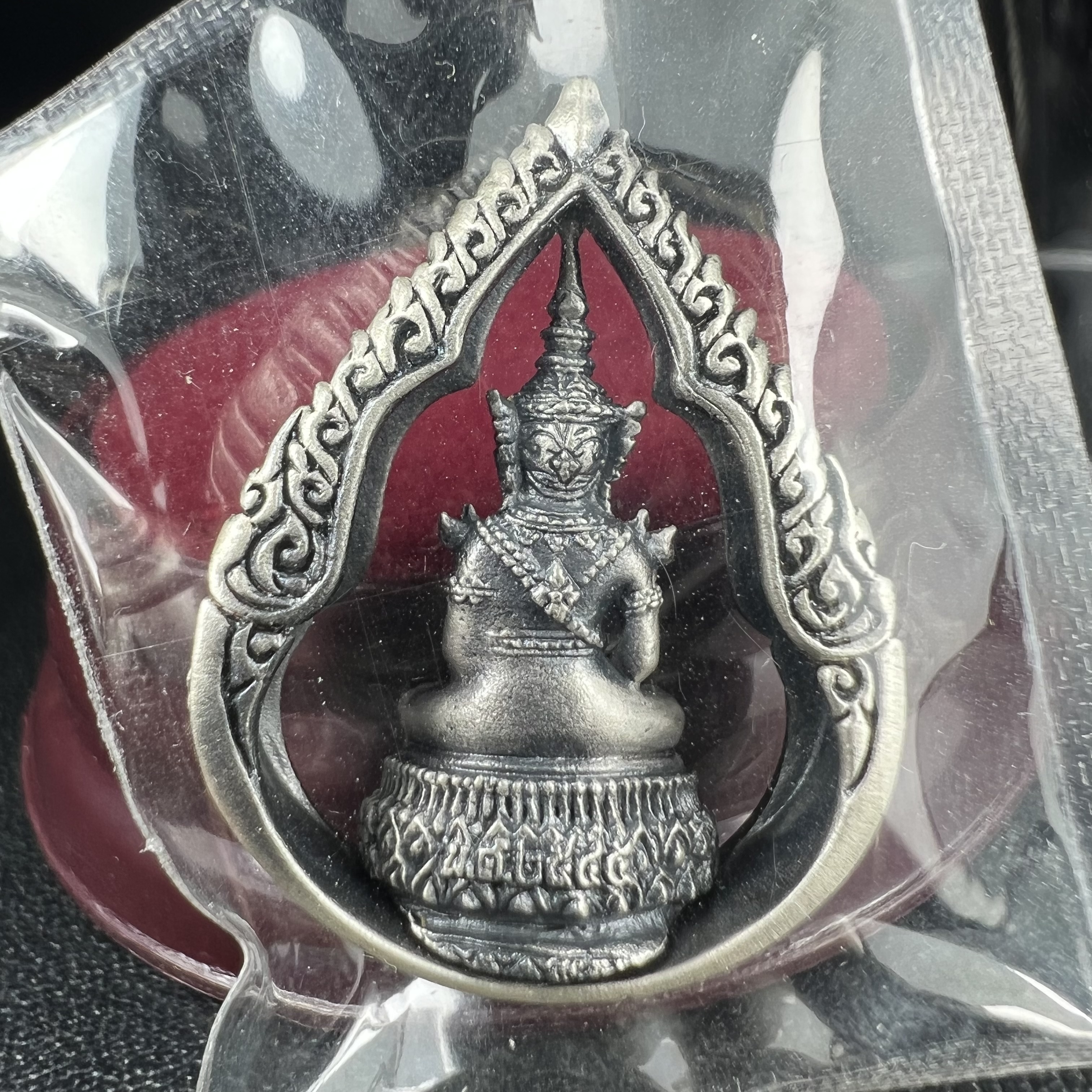 พระแก้วมรกต ภปร.(รุ่นแรก) ปี2545 รุ่นฉลองกรุงรัตนโกสินทร์ครบ 220 ปี พิมพ์ลอยองค์ทรงหยดน้ำ เนื้ออัลปาก้า ชุบเงินลงดำ ขนาด 18*27 มม. พร้อมครอบตั้งโชว์เดิม องค์พระซีนซองเดิม สวยครบสมบูรณ์