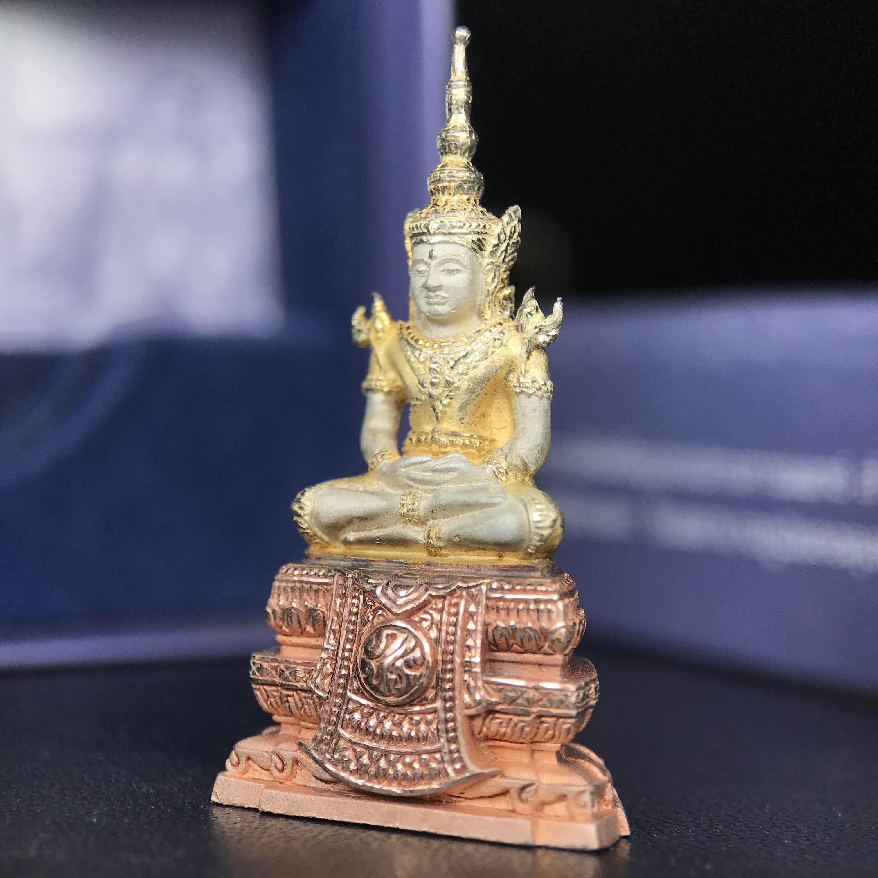 พระแก้วมรกต ภปร. ปี 2547 จัดสร้างโดยโรงพยาบาลภูมิพลอดุลยเดช เนื้อเงิน(3 กษัตริย์) ลอยองค์ หน้าตัก 1/2 นิ้ว สูง 3.7 ซม.พิธีมหามังคาภิเษก ณ พระอุโบสถวัดพระศรีรัตนศาสดาราม(วัดพระแก้ว) งดงามทรงคุณค่าอีกหนึ่งรุ่นยอดนิยม หายาก(องค์หมายเลข ๑๔๑๖)