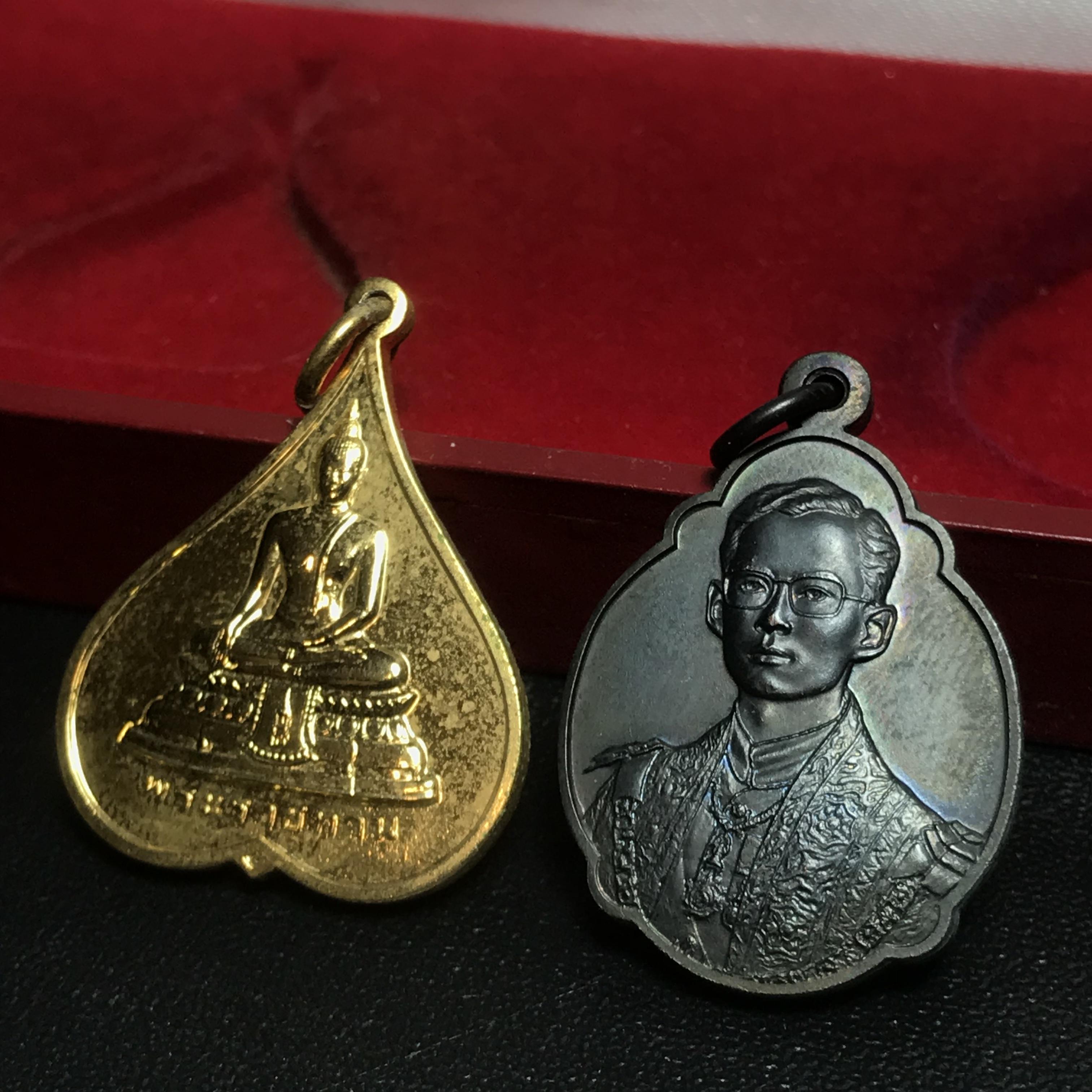 เหรียญพระราชทาน มูลนิธิ พอ.สว. ปี2541 (1ชุด มี 2 เหรียญ สภาพสวยมาก(กล่องเดิม))