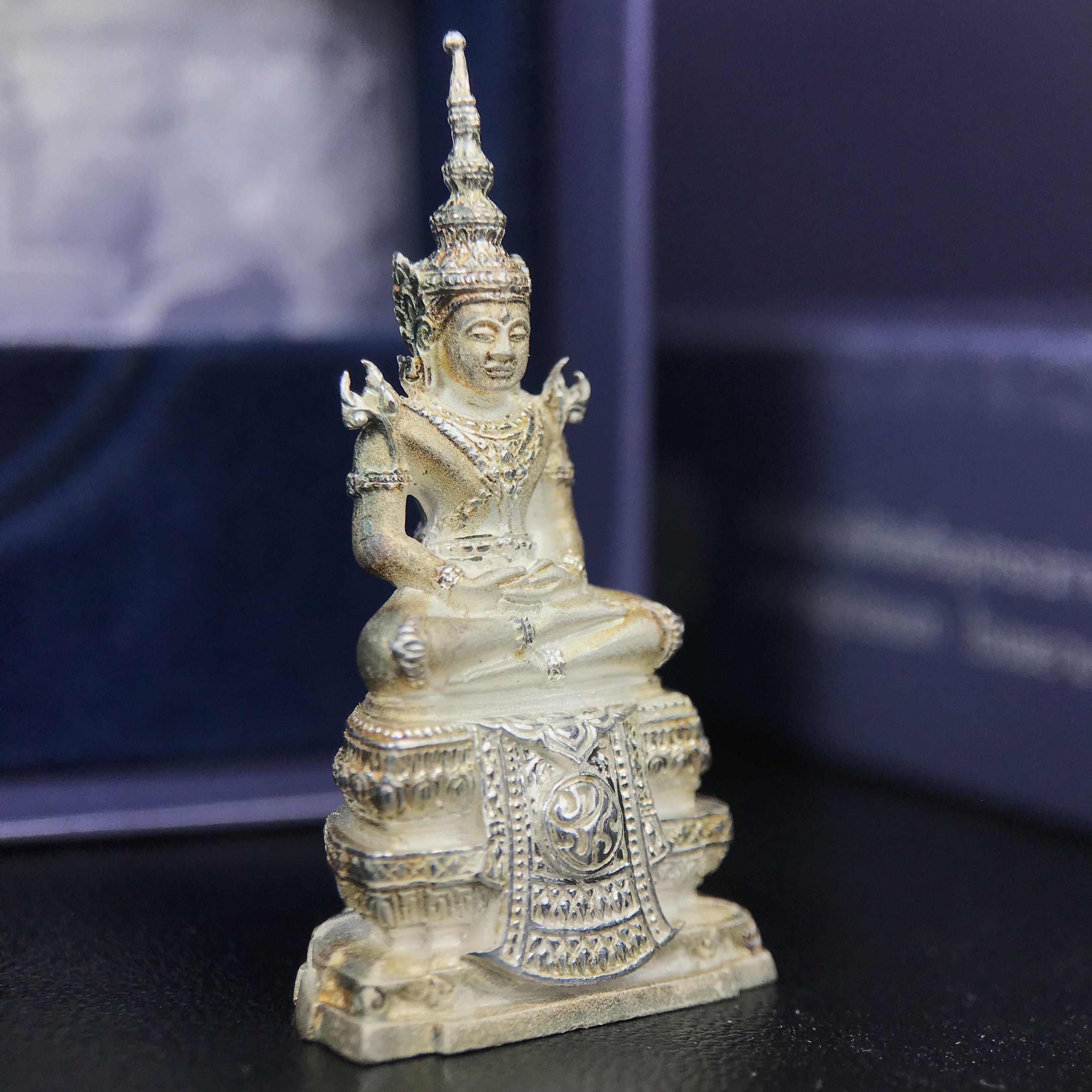 พระแก้วมรกต ภปร. ปี 2547 จัดสร้างโดยโรงพยาบาลภูมิพลอดุลยเดช เนื้อเงิน ลอยองค์ หน้าตัก 1/2 นิ้ว สูง 3.7 ซม. พิธีมหามังคาภิเษก ณ พระอุโบสถวัดพระศรีรัตนศาสดาราม(วัดพระแก้ว) งดงามทรงคุณค่าอีกหนึ่งรุ่นยอดนิยม หายาก(องค์หมายเลขต้นๆหลักร้อย ๒๙๘)ผิวเดิมติดรุ้งสวย