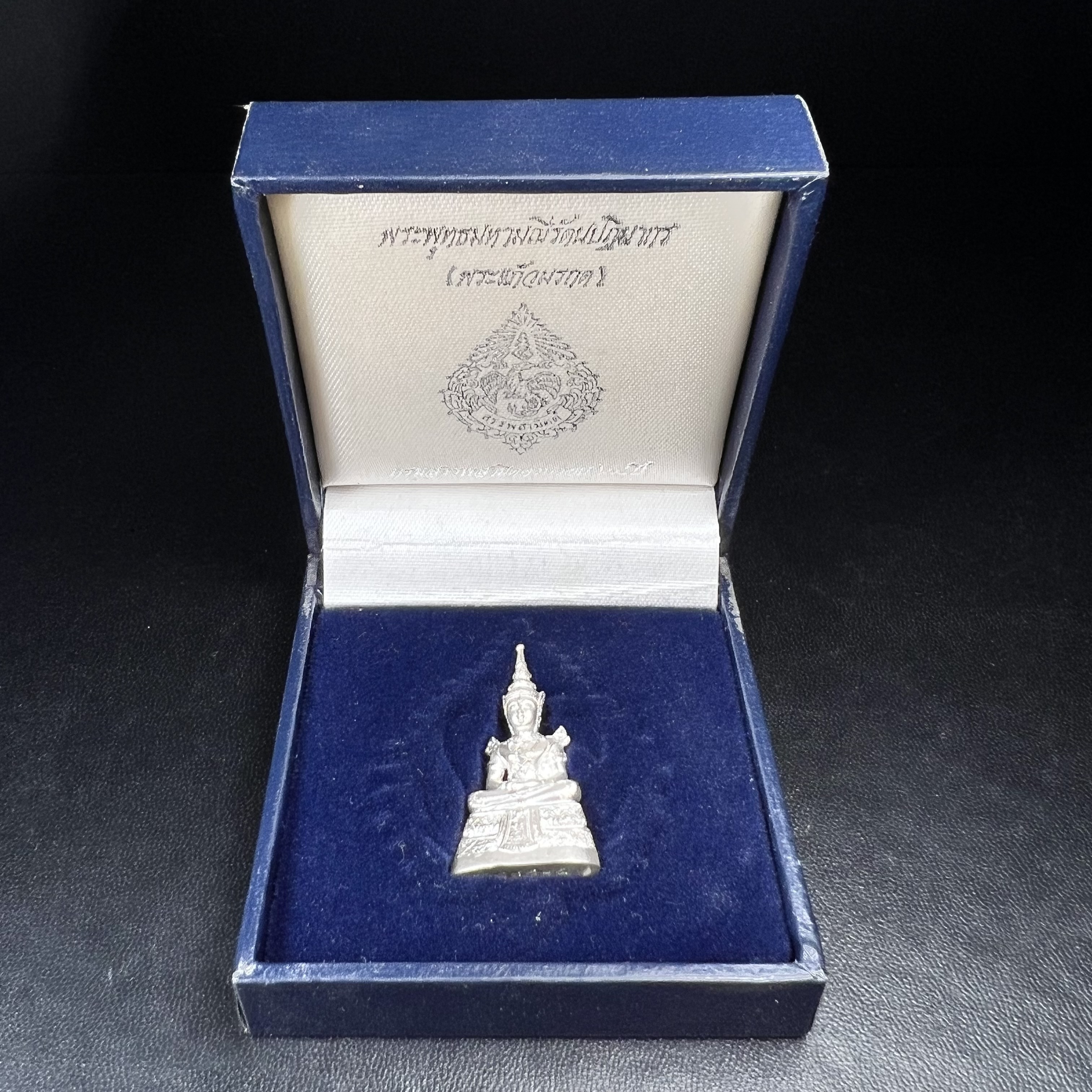 พระแก้วมรกต กรมสรรพสามิตจัดสร้างขึ้นเนื่องในโอกาสครบรอบ 64 ปีของกรมสรรพสามิต และเนื่องในวโรกาสที่พระบาทสมเด็จพระเจ้าอยู่หัวรัชกาลที่ 9 ทรงครองราชย์ครบ50ปีเมื่อ พ.ศ.2539 เนื้อเงินทรายนวลขัดเงา พร้อมกล่องบรรจุเดิมสวยครบสมบูรณ์