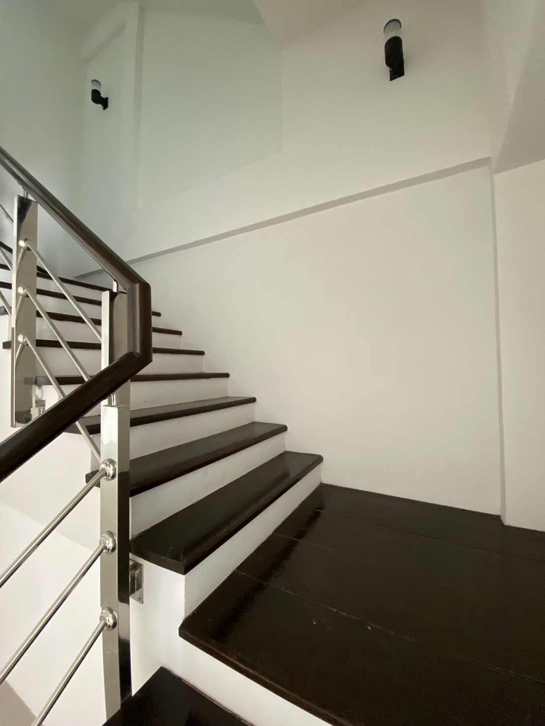 For Sales : Sea front, 2-Story commercial buildings, 3 Bedroom 6 Bathroom