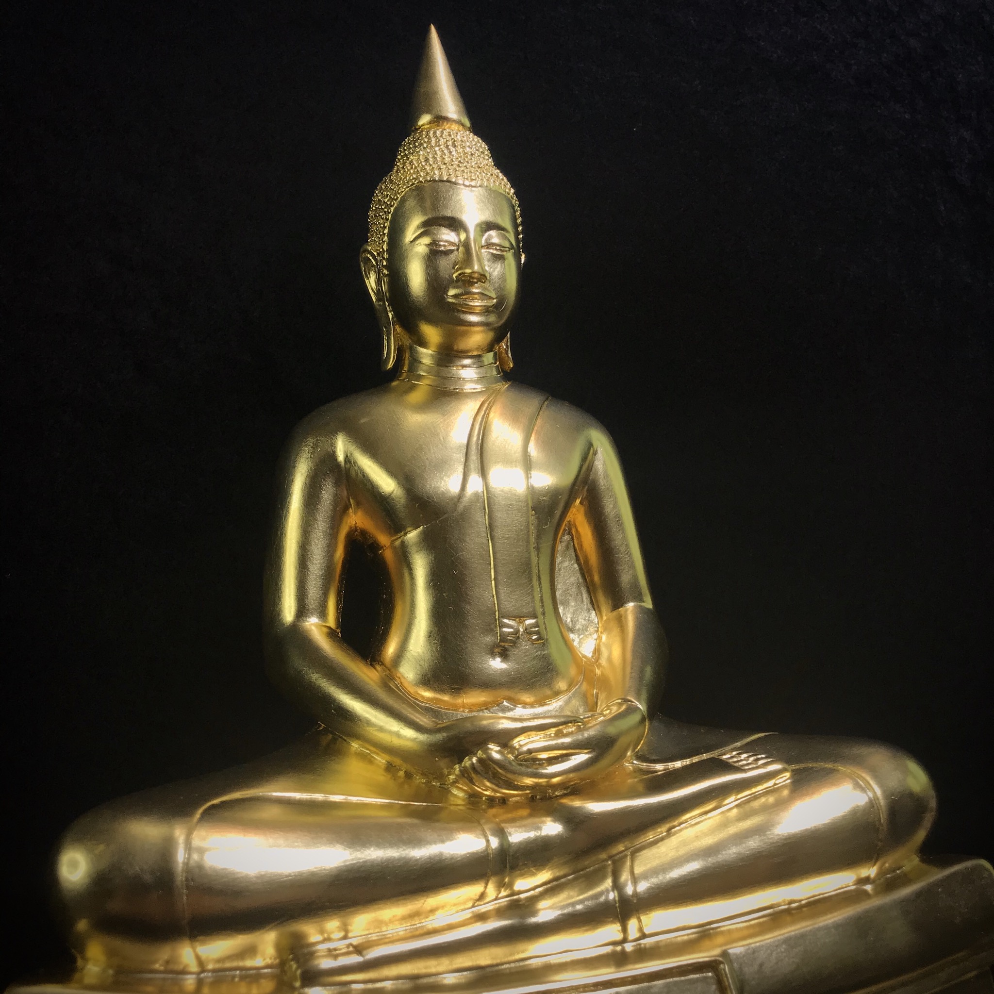 พระพุทธโสธร ทองประทาน คุ้มเกล้าฯ ปวงประชา ภปร.(ใต้ร่มพระบารมี คุ้มเกล้า) 60ปี โรงพยาบาลภูมิพลฯ พ.ศ.2552 เนื้อโลหะบรอนซ์ ลงรักปิดทอง(ขนาดบูชาหน้าตัก 9 นิ้ว)บรรจุมวลสาร“ทองคำศักดิ์สิทธิ์”ที่ปิดองค์หลวงพ่อมากว่า 100 ปี ตอกโค๊ดหมายเลข ๑๕๘(1 ใน 2000 องค์)หายาก