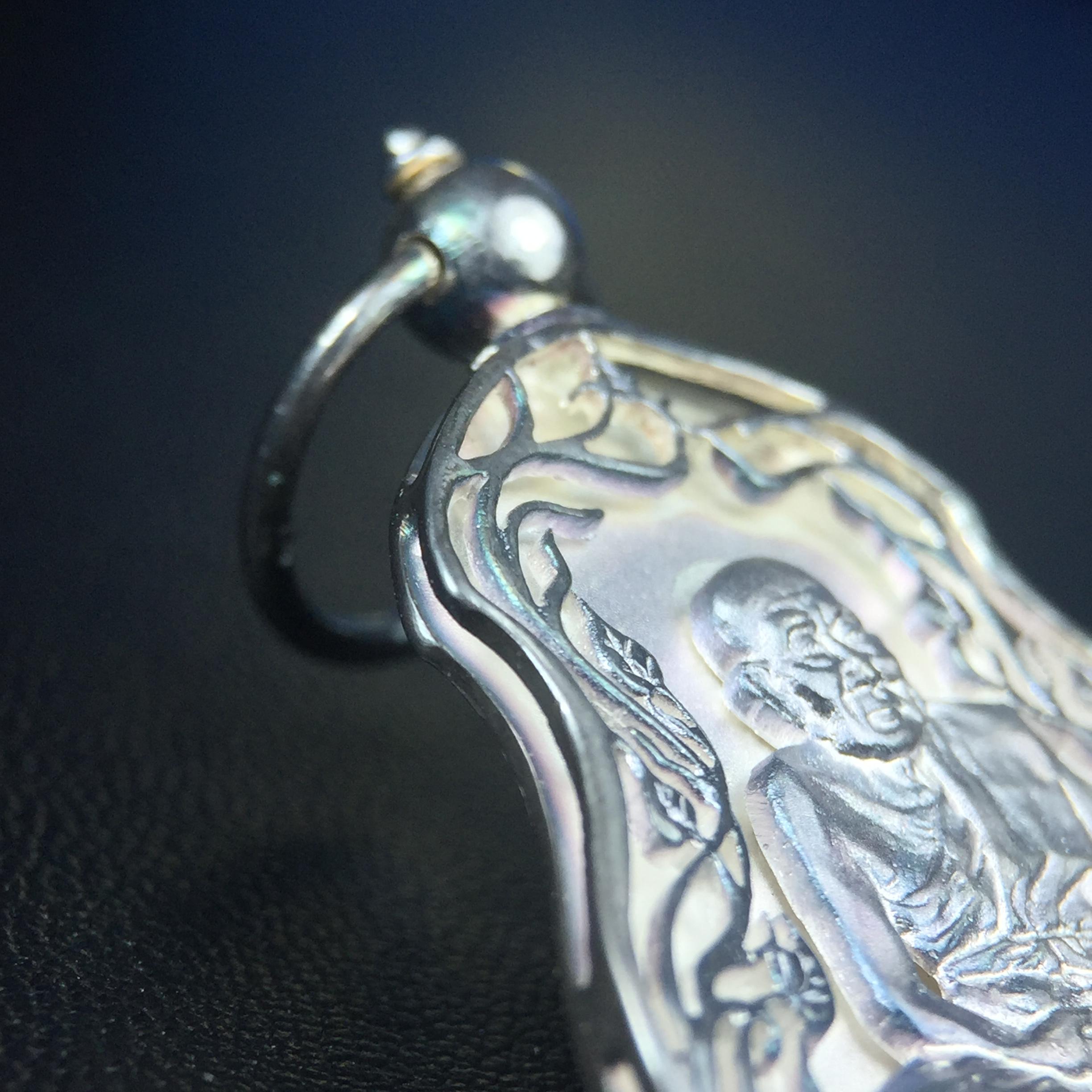 เหรียญหลวงปู่ทวด พระนามาภิไธย สก. แบบงานฉลุโบราณ(HAND MADE) ปี 2544 เนื้อเงิน(ผิวเดิมขึ้นสีรุ้งธรรมชาติสวยมาก) พิธีปลุกเสก ณ อุโบสถวัดช้างให้ และ พิธีมังคลาภิเษก ณ พระอุโบสถ วัดพระศรีรัตนศาสดาราม(วัดพระแก้ว) (1 ใน 2000 เหรียญ)พบเจอน้อยหายากมาก