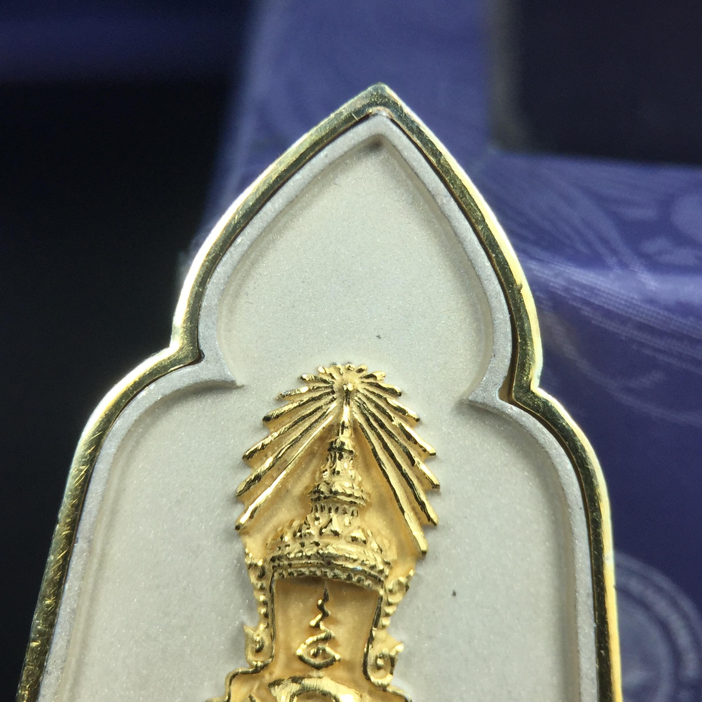 พระแก้วมรกต ภปร. ปี2547 จัดสร้างโดย รพ.ภูมิพลฯ เนื้อเงิน (3 กษัตริย์)เหรียญทรงซุ้ม ขนาด 20*33 มม.งดงามทรงคุณค่าอีกหนึ่งรุ่นยอดนิยม หายาก