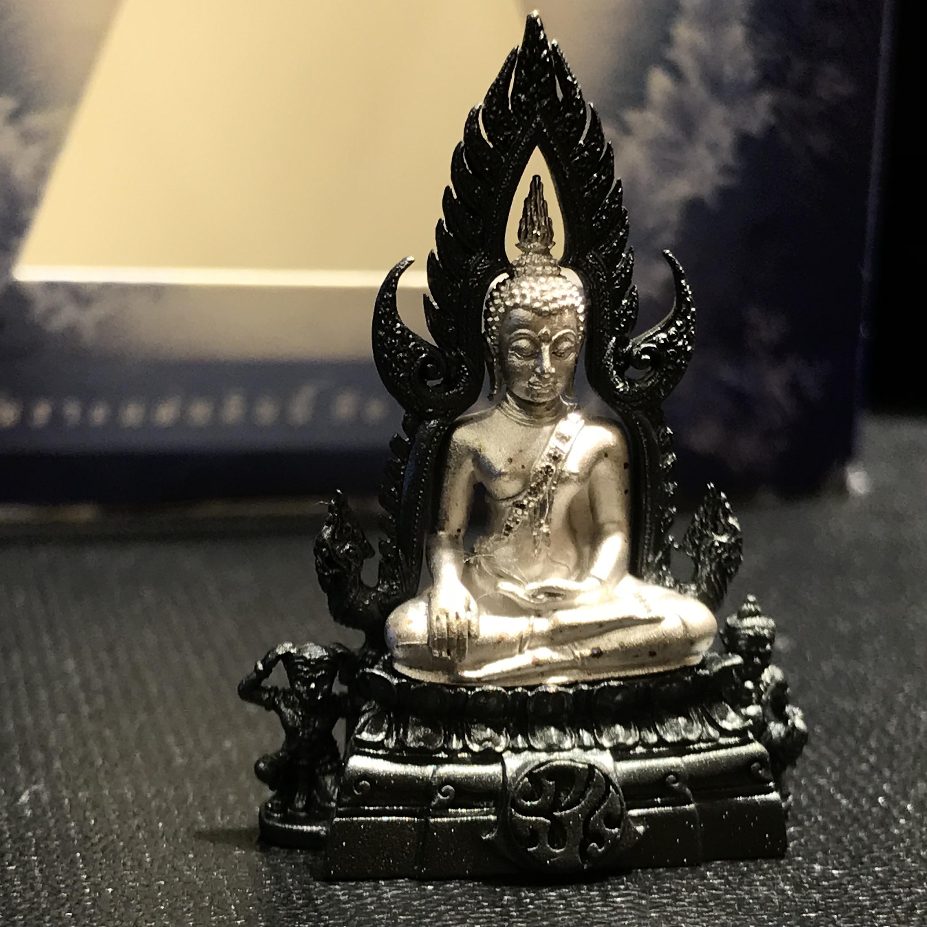 พระพุทธชินราช ภปร โครงการ เพราะแผ่นดินนี้คือแผ่นดินเกิด เนื้อเงินชุบทองคำขาว ซุ้มรมดำ ปี2551 ขนาดหน้าตัก1/2นิ้ว (สวยงามหายาก)