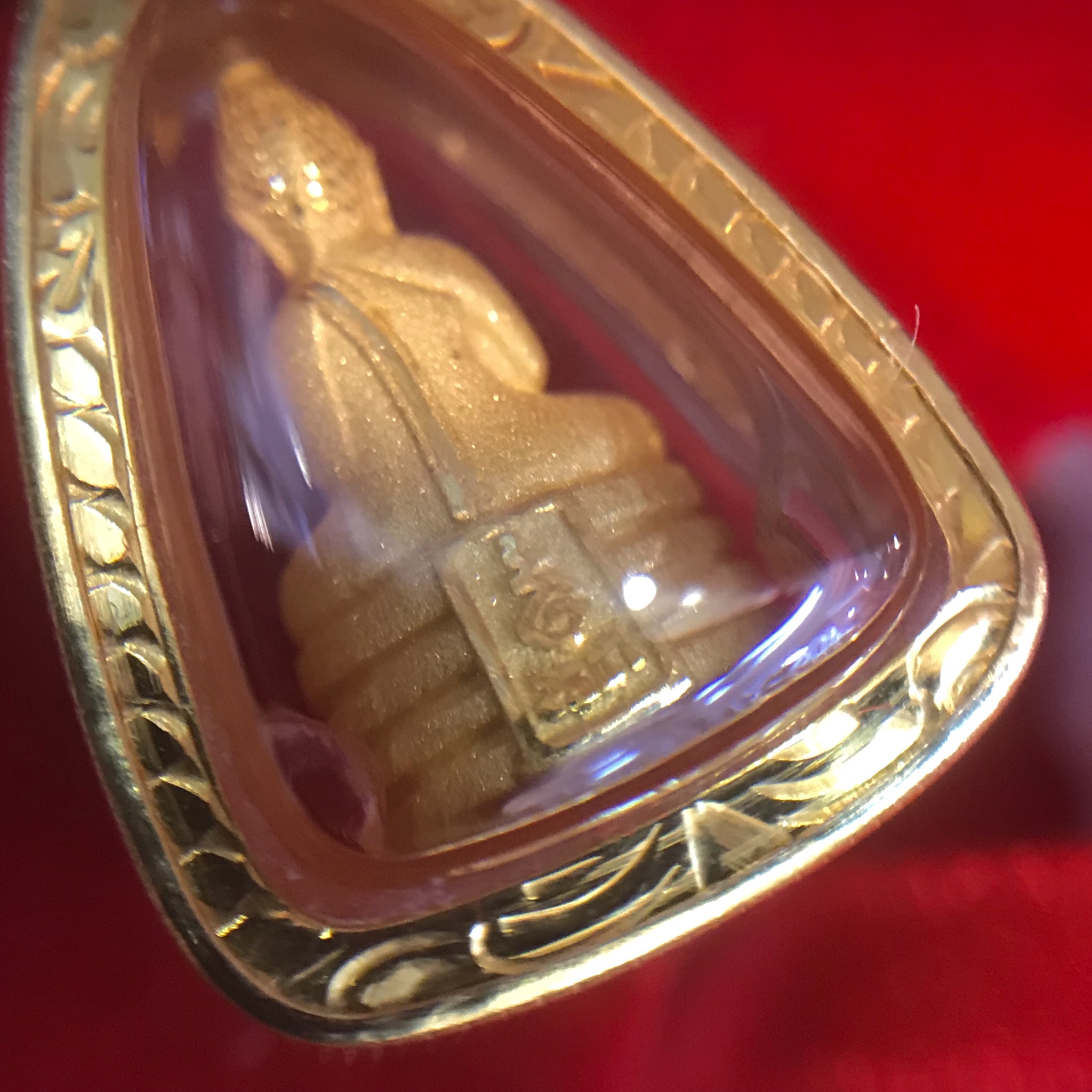 หลวงพ่อโสธร รุ่นดวงชะตาคู่ชีวิต ปี2547 วัดโสธรวรารามวรวิหาร พิมพ์รูปหล่อจิ๋ว เนื้อทองคำ มาพร้อมเลี่ยมกรอบทองคำแท้ อย่างดี พร้อมกล่องเดิมจากทางวัด