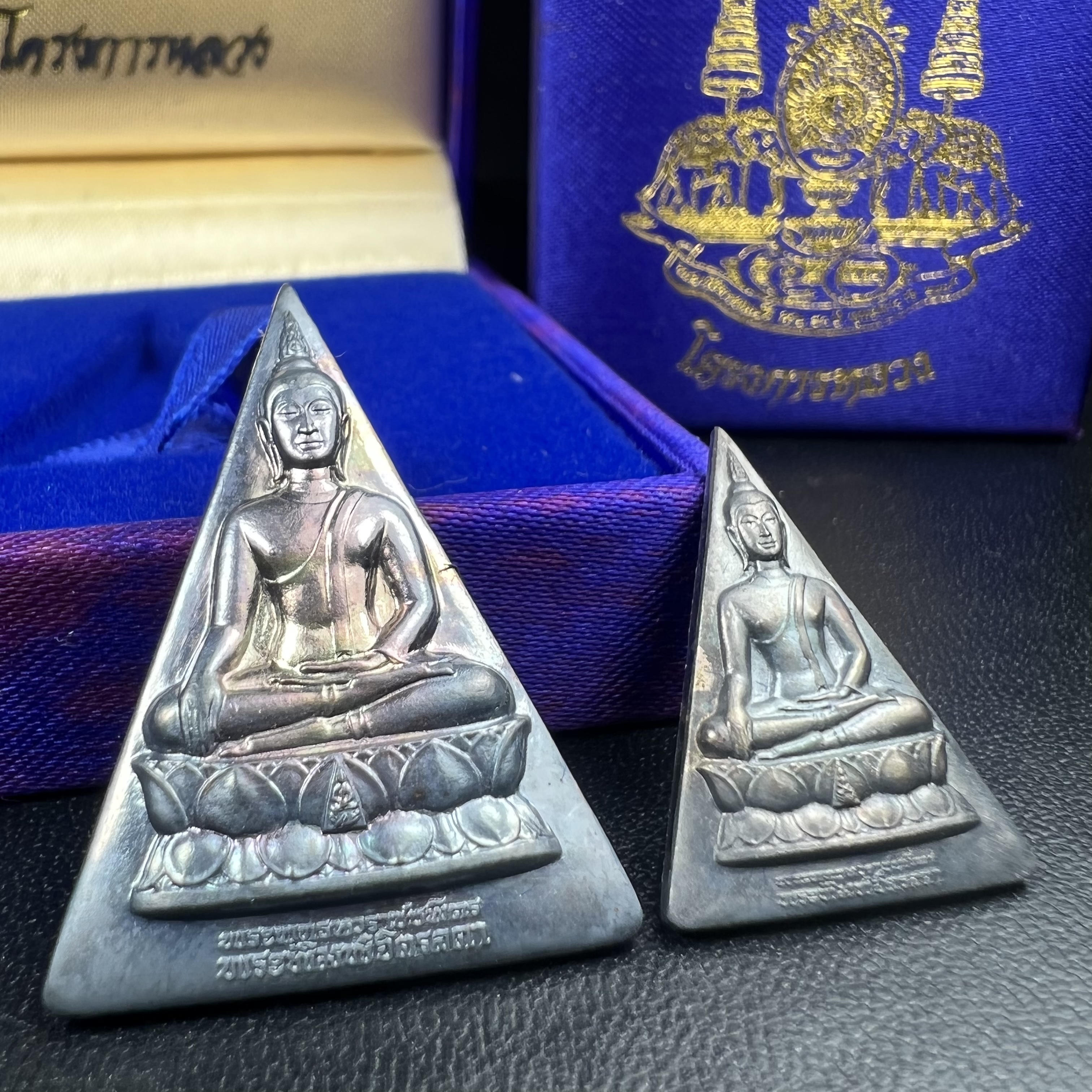 พระพุทธนวราชบพิตร พระพิมพ์จิตรลดา โครงการหลวง ปี2539 (พิมพ์ใหญ่+พิมพ์เล็ก) เนื้อเงินผิวเดิมขึ้นสีรุ่ง สวย แบบนิยมพร้อมกล่องบรรจุเดิม พิธีใหญ่ ปลุกเสกวัดพระแก้ว(1ชุด 2 องค์)