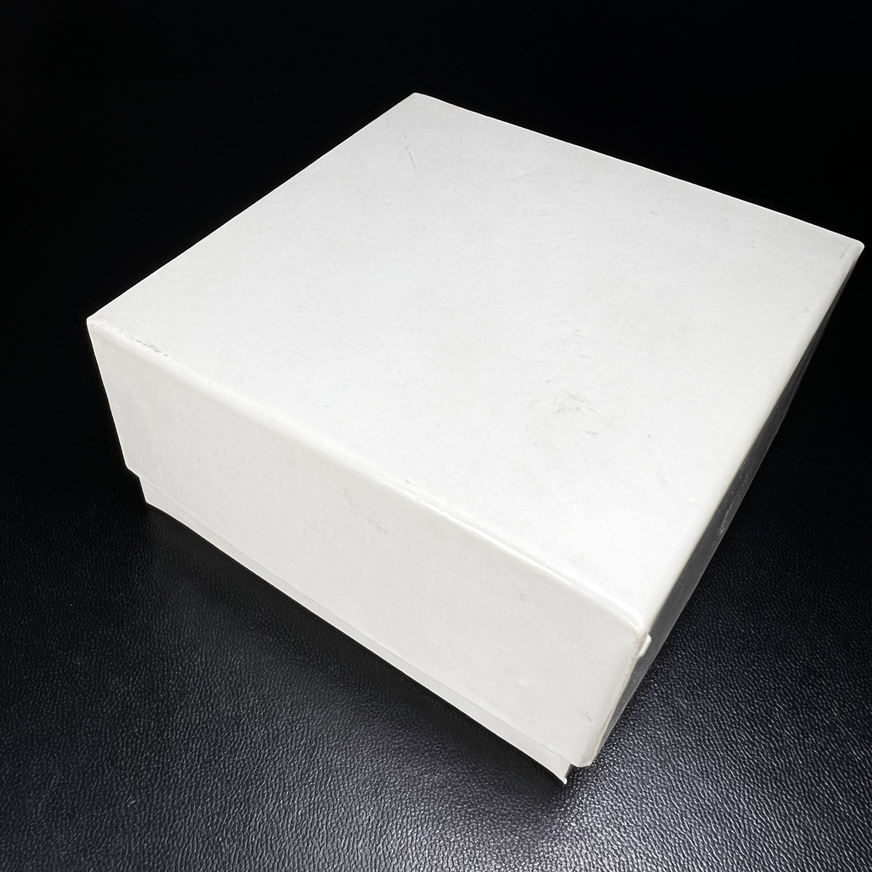 พระพุทธโสธร รุ่นสร้างอุโบสถหลังใหม่ พิธีพุทธาภิเษก ณ อุโบสถวัดโสธรวรารามวรวิหาร 18 พฤศจิกายน พ.ศ.2542 เนื้อสามกษัตริย์ องค์พระทองคำแท้ ฐานนาก ผ้าทิพย์ประดับเพชรแท้ หนักรวม 6.82g ขนาด 2.5x3.5 ซม.(องค์หมายเลข ๒๔๘)(พุธศิลป์สุดงดงาม อีกหนึ่งรุ่นยอดนิยม)หายาก