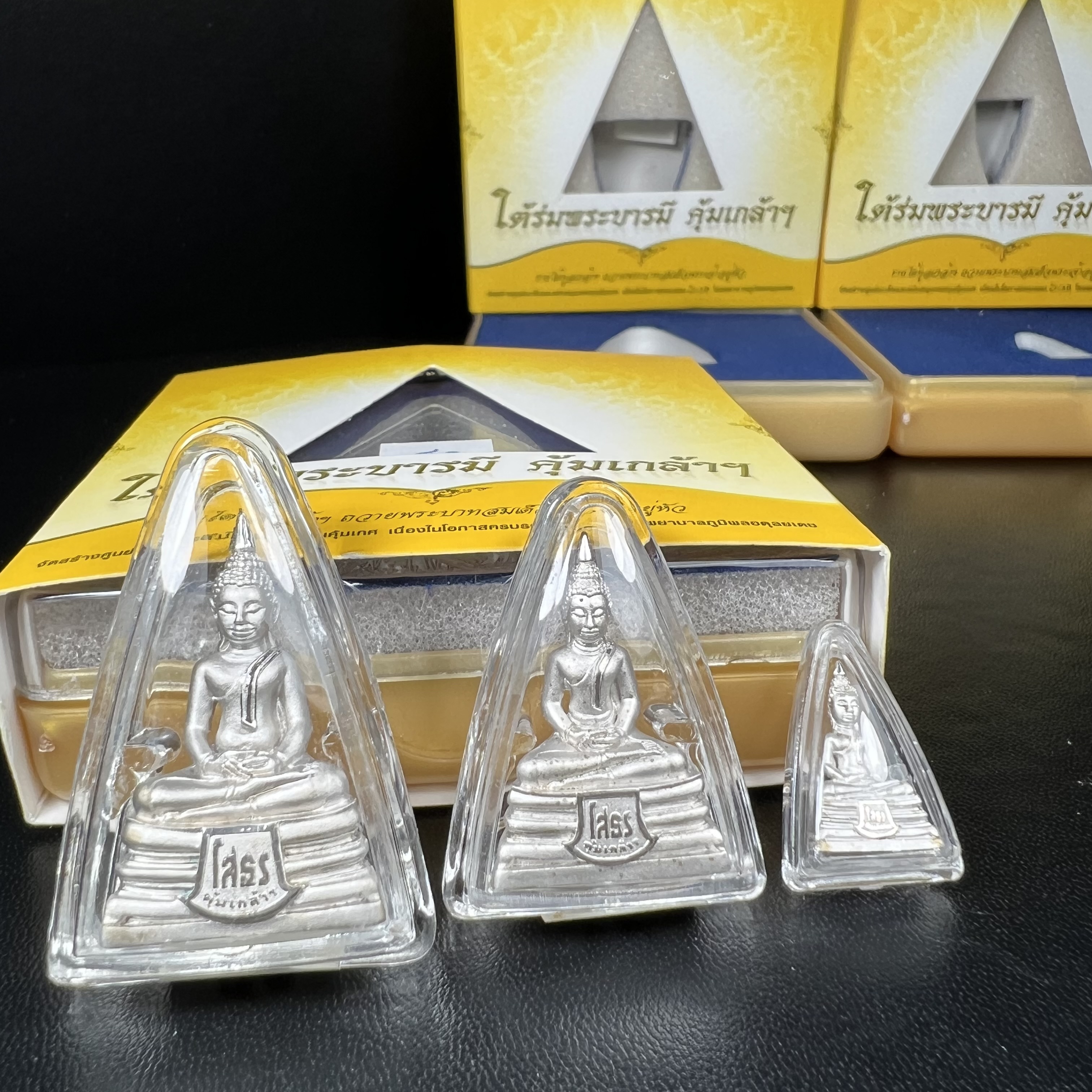 พระพุทธโสธร คุ้มเกล้าฯ ภปร.(ใต้ร่มพระบารมี คุ้มเกล้า) 60ปี รพ.ภูมิพลฯ พ.ศ.2552 เนื้อเงิน ชุบทองคำขาว(ลอยองค์พิมพ์ ใหญ่+กลาง+เล็ก)(1ชุด 3 พิมพ์ ครบทุกแบบที่จัดสร้าง)1 ใน 5000 ชุด ครบชุดหายาก