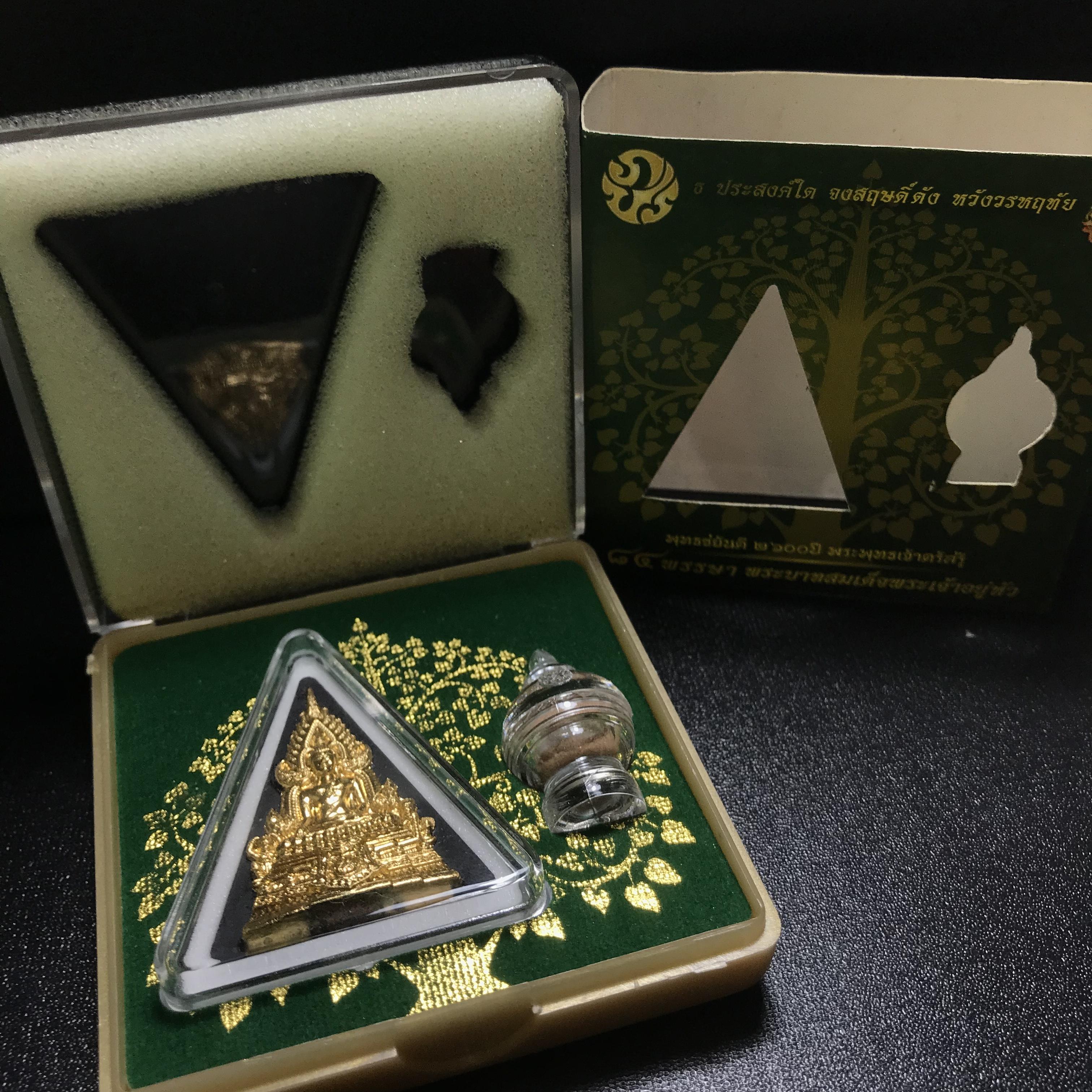 พระพุทธชินราช(จำลอง)ภปร. 84พรรษา เนื้อผงปิดทองด้านหน้า หลัง ภ.ป.ร. ทองคำ(พระราชทานมวลสาร จิตรลดาและเส้นพระเจ้า(เส้นผม))