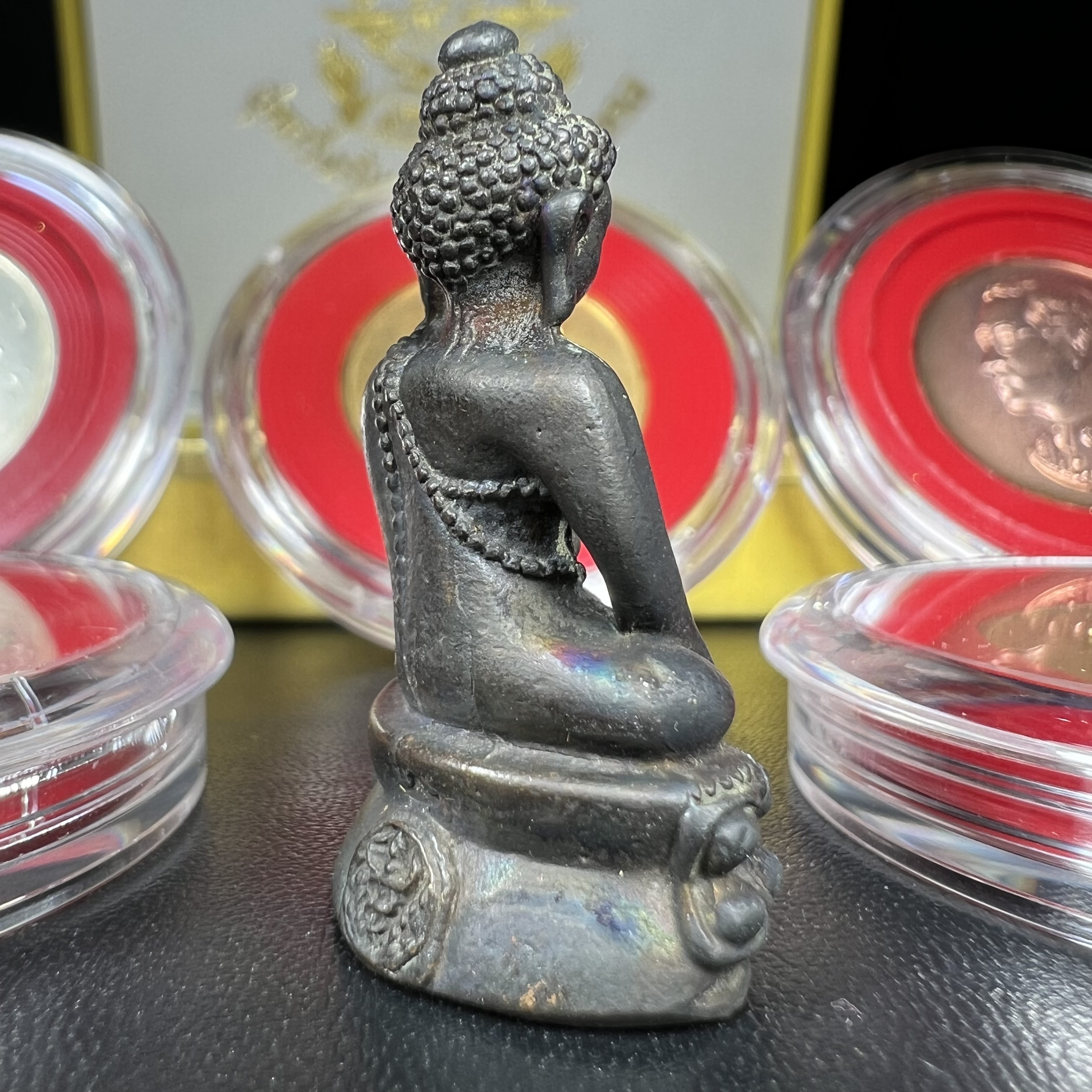 วัตถุมงคลคุ้มเกล้าฯ มหามงคลเฉลิมพระชนมพรรษา 6 รอบ รัชกาลที่ 9 ชุดพิเศษกรรมการ(สุดหายาก) (ในหลวงรัชกาลที่9 ทรงจุดไฟพระฤกษ์และเททอง พิธีใหญ่)ยอดนิยมหายาก