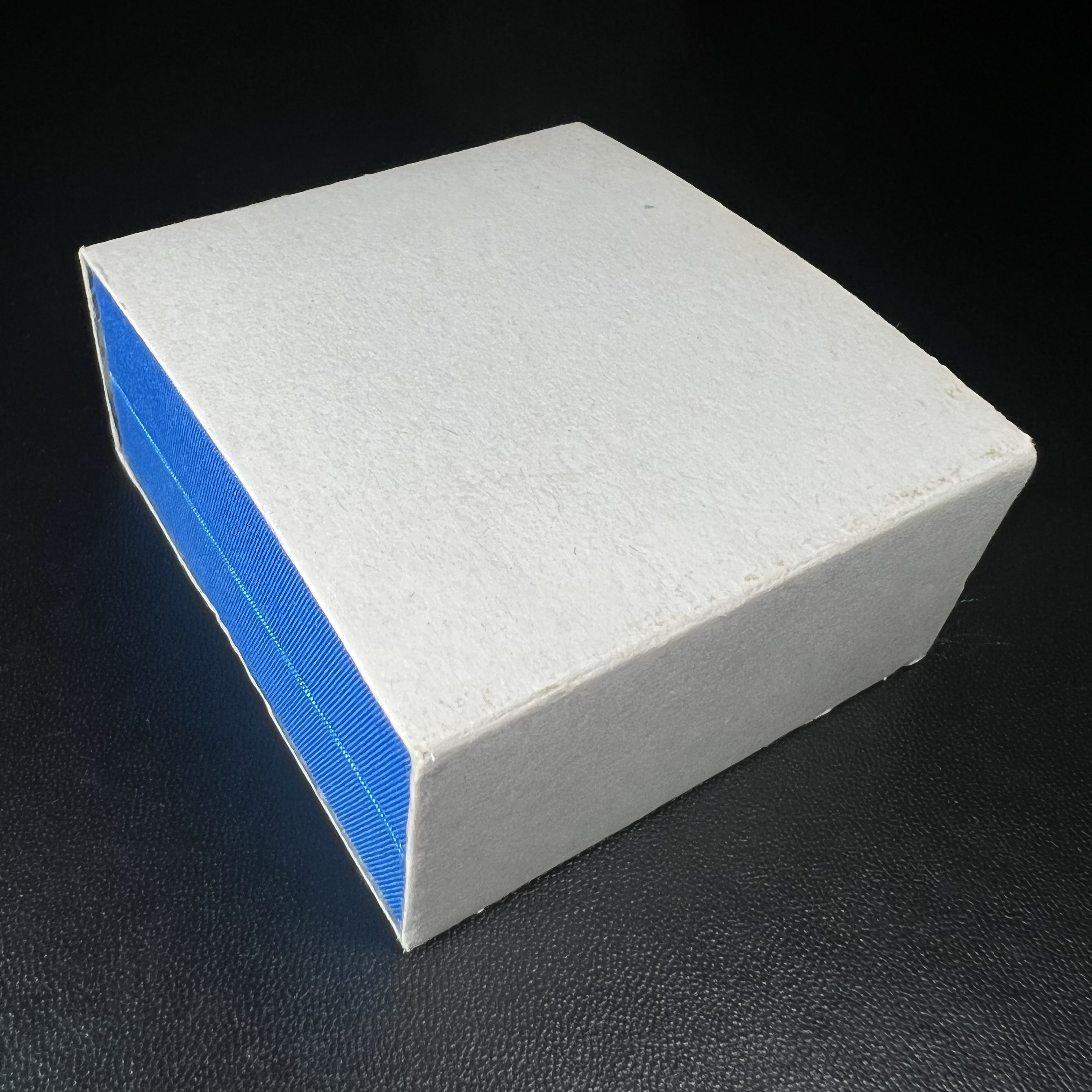 พระหลวงพ่อทวด สก. วัดห้วยมงคล ประเภทเนื้อบางขุนพรมพิเศษ เนื้อสมเด็จบางขุนพรมพิมพ์สี่เหลี่ยมกรรมการใหญ่ หลังพระนามาภิไธย สก. เงิน ปี 2544(รุ่นแรก) กรรมการ นะ ม่วง(มีหมายเลข)(1 ใน 2546 องค์) (คุ้มครองปลอดภัย แคล้วคลาด พิธีใหญ่ มวสสารดี)