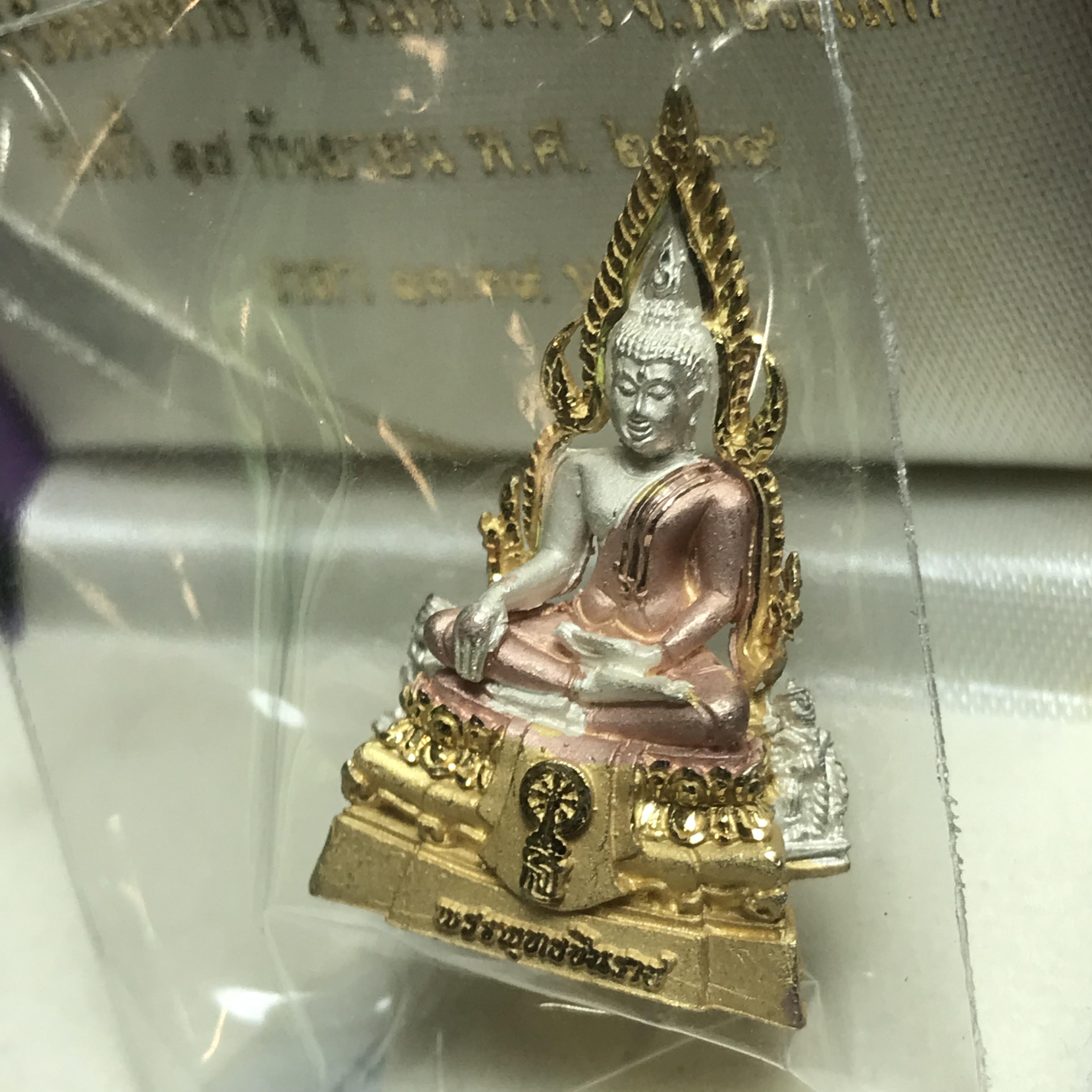 พระพุทธชินราช รุ่นเฉลิมพระเกียรติ สธ. ลอยองค์เนื้อเงิน 99.99% ชุบ 3 กษัตริย์ พ.ศ. 2539 จัดสร้างโดยมูลนิธิสิรินธร กล่องและการ์ดใบรับรองเดิมครบสมบูรณ์