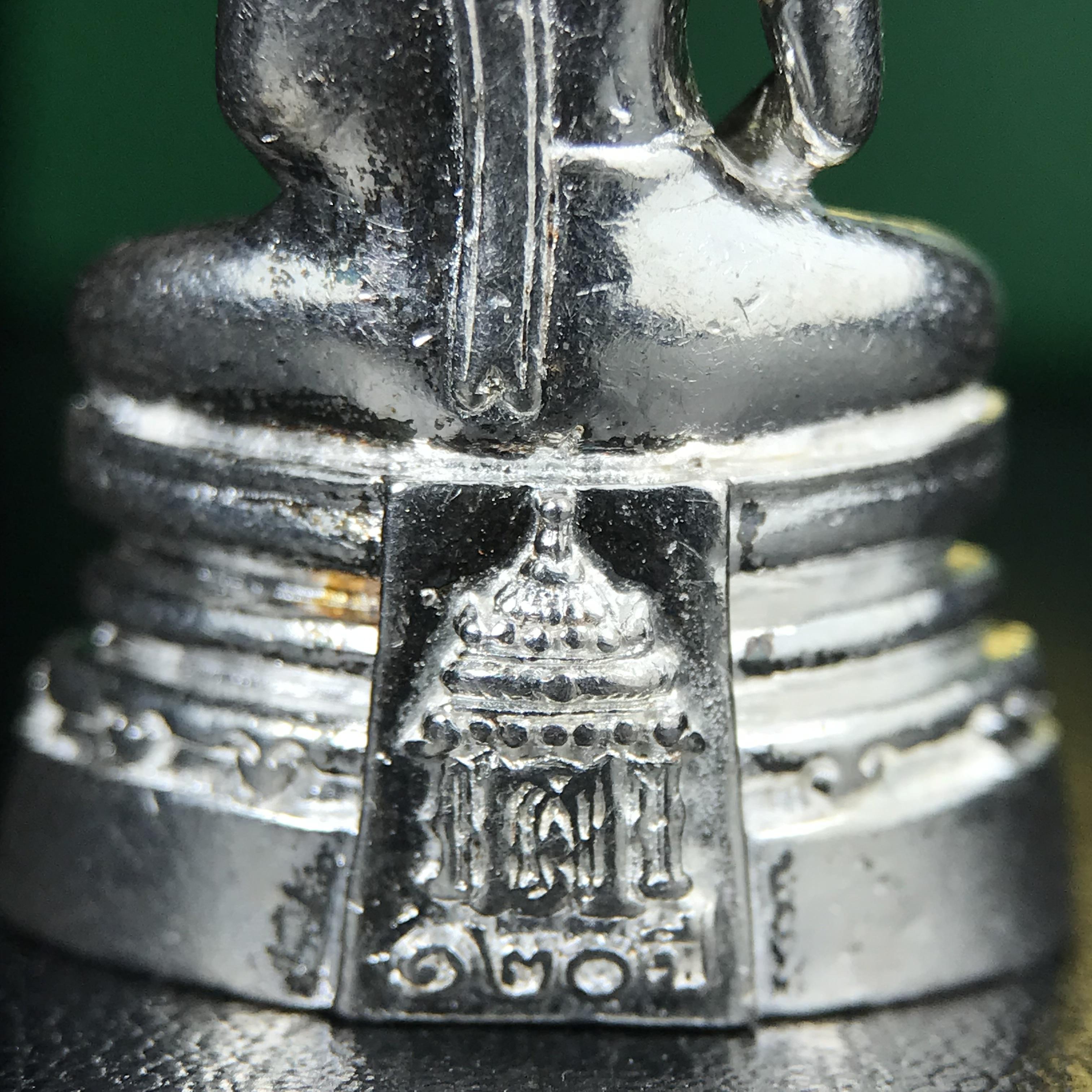 พระพุทธโสธร รุ่น กศก. 120 ปี เนื่องในโอกาสครบ 120 ปี กรมศุลกากร กระทรวงการคลัง จัดสร้าง ปี 2537 เนื้อเงินบริสุทธิ์ 99.9% ผิวขัดเงา(งานบริษัท แพรนด้า จิวเวลรี่)สวยงดงาม ทรงคุณค่า