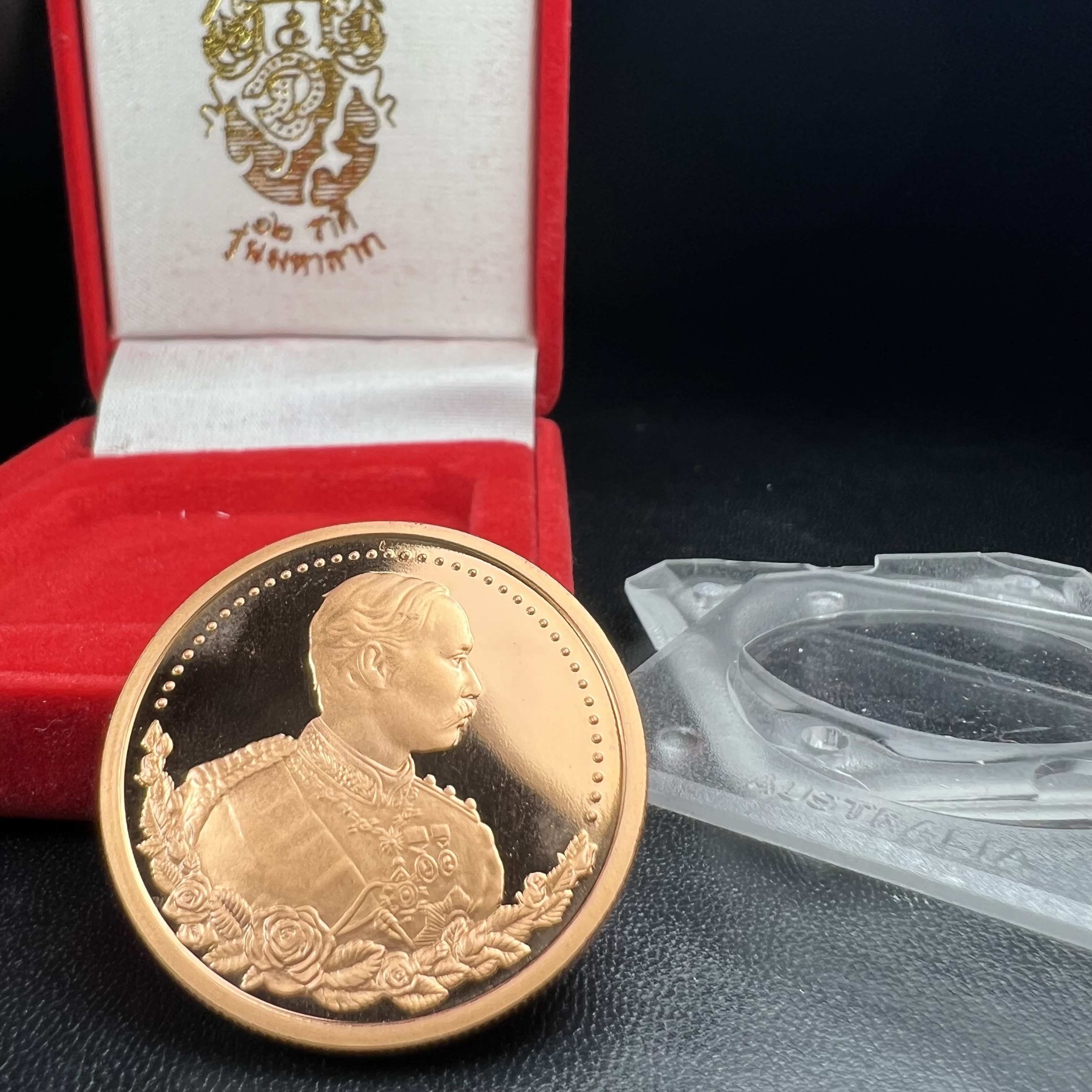 เหรียญรัชกาลที่ 5 หลัง 12 นักษัตริย์ รุ่นมหาลาภ ปี 2539 เนื้อทองแดงขัดเงา บล็อกนอก(เพิร์ธ)ออสเตรเรีย ขนาด 3.2 ซ.ม. กล่องบรรจุเดิมครบสมบูรณ์สวยงาม พิธีพุทธาภิเษก ณ.พระอุโบสถ วัดพระแก้ว สมเด็จพระญาณสังวร สมเด็จพระสังฆราช เป็นประธานพิธี