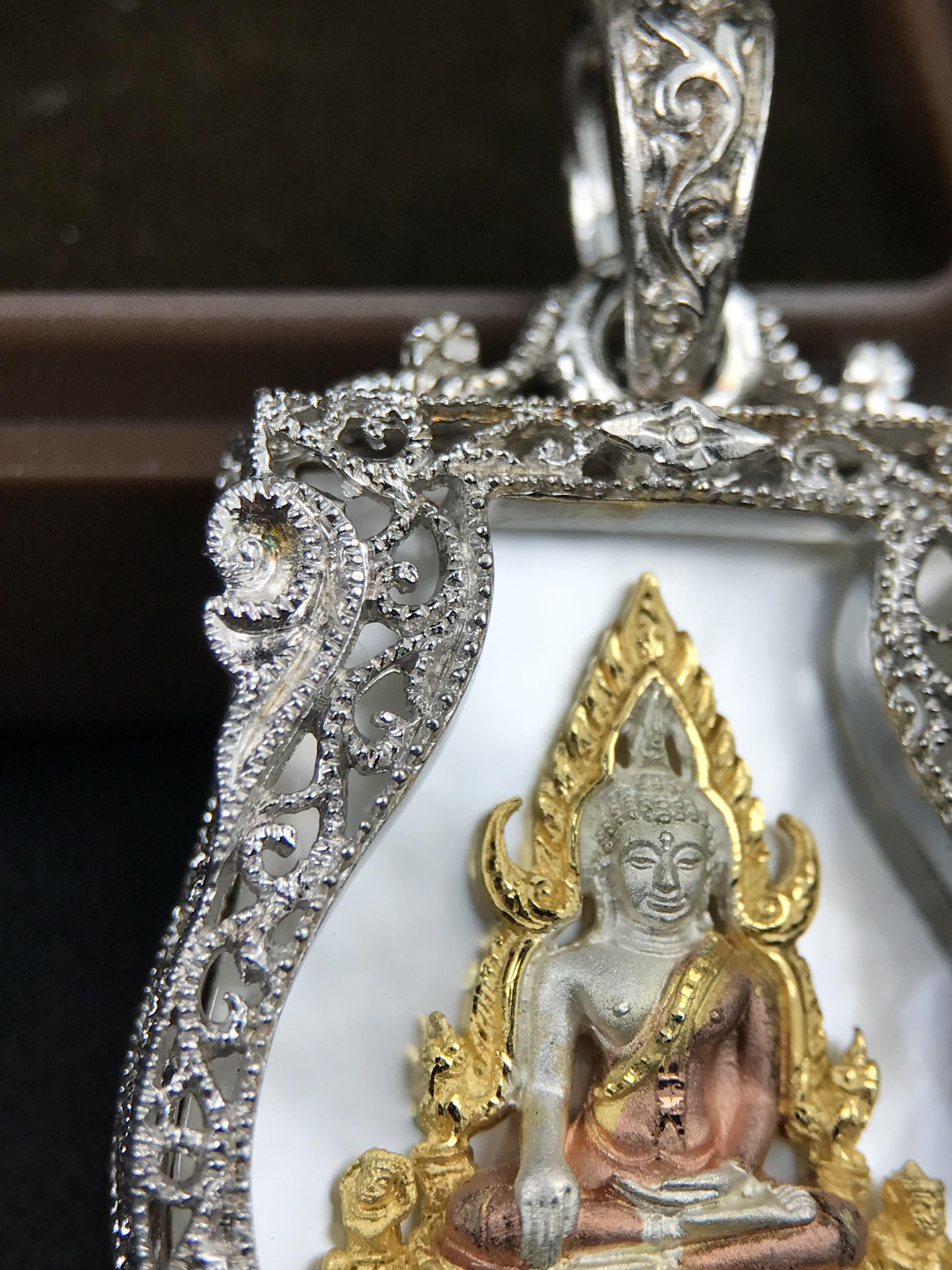 พระพุทธชินราช ภปร. โครงการ "เพราะแผ่นดินนี้ คือ แผ่นดินเกิด" ปี2548(รุ่นแรก) เหรียญทรงเสมา ขนาด 21 x 29 มม.เนื้อเงินสามกษัตริย์ องค์พระชุบสามกษัตริย์ ล้อมด้วยกรอบเงินชุบทองคำขาวสลักเสลาเป็นลวดลายละเอียดอ่อน ส่วนพื้นองค์พระเป็นเปลือกหอยมุขงดงาม