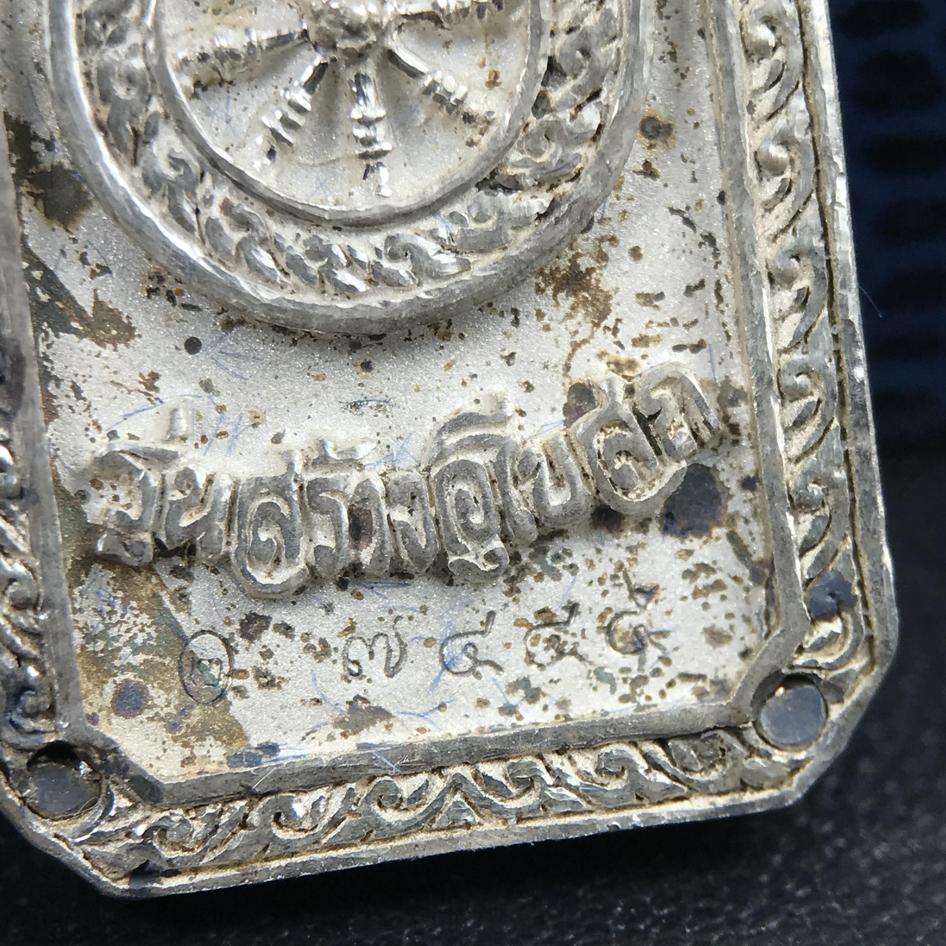 พระพุทธโสธร(หลวงพ่อโสธร) รุ่นสร้างอุโบสถ พิธีมหาพุทธาภิเษก ณ พระอุโบสถวัดโสธรวรารามวรวิหาร ปี 2539 เนื้อเงินทรายนวลขัดเงาบางส่วน พิมพ์แปดเหลี่ยม(หายากสร้างน้อย)กล่องบรรจุเดิมครบสมบูรณ์สวยงดงาม(เนื้อเงินผิวเดิมรุ้งสวยสวย องค์หมายเลขสวย ๗๔๔๕)