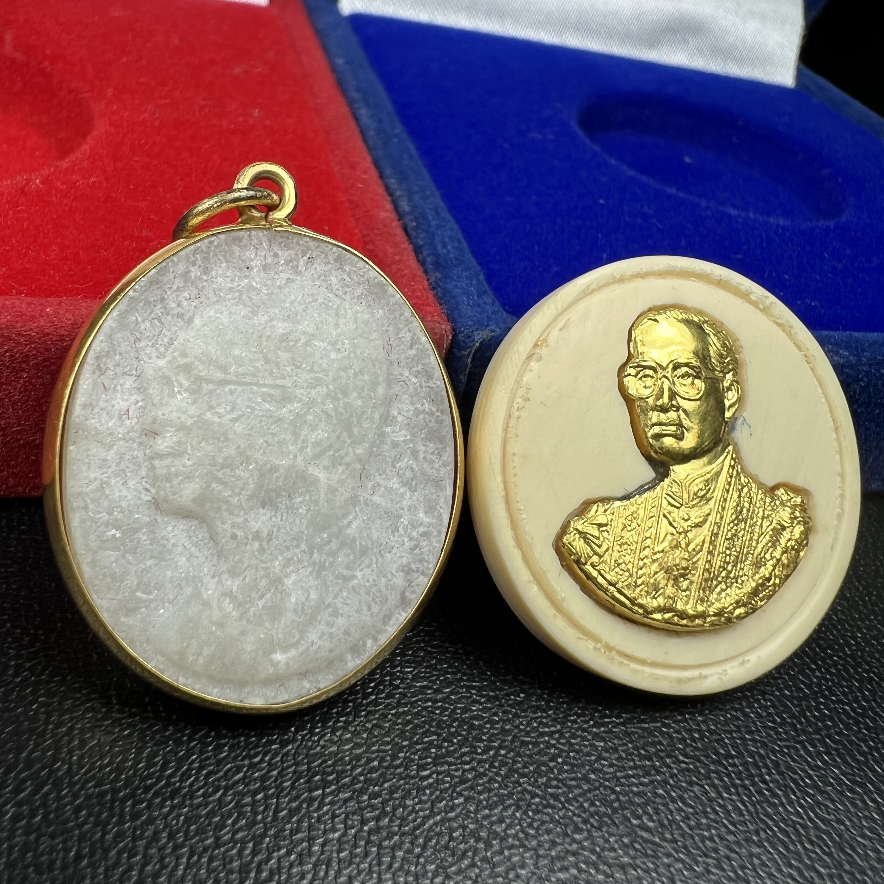 พระบรมฉายาลักษณ์ ร.9 เหรียญหยกรูปไข่เลี่ยมทองคำแท้(งานเลี่ยมเดิมจากผู้จัดสร้าง)+พระบรมฉายาลักษณ์ เหรียญคชสารหมื่นปี ร.9 หน้ากากทองคำ เฉลิมพระเกียรติ 72 พรรษา ภูมิพลมหาราช ปี 2542(1ชุด2องค์)(อีกหนึ่งวัตถุมงคลที่ระลึกของพระองค์ท่านที่พบเจอหายากมากในปัจุบัน)