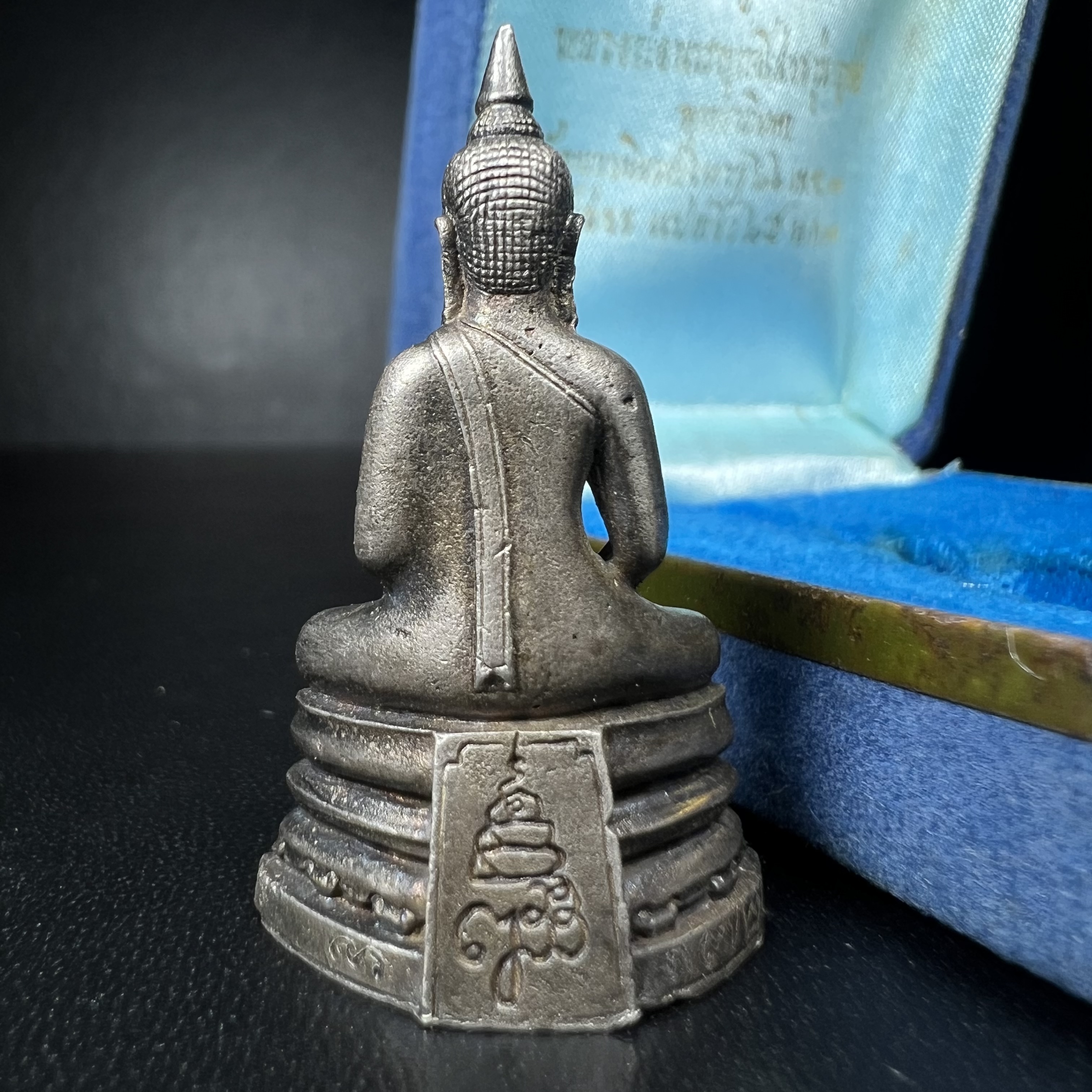 หลวงพ่อพระพุทธโสธร รุ่น ญสส. ปี 2533 พิมพ์ใหญ่เนื้อเงินผสมชนวน ผิวเดิมสวยเข้มขลังพร้อมกล่องบรรจุเดิมครบ(สมเด็จพระญาณสังวร สมเด็จพระสังฆราช เสด็จเป็นองค์ประธานเททอง)พระดีพิธีใหญ่ชนวนมวลสารเข้มขลังและเป็นอีกหนึ่งผลงานของนายช่างเกษม มงคลเจริญ งดงามทรงคุณค่า