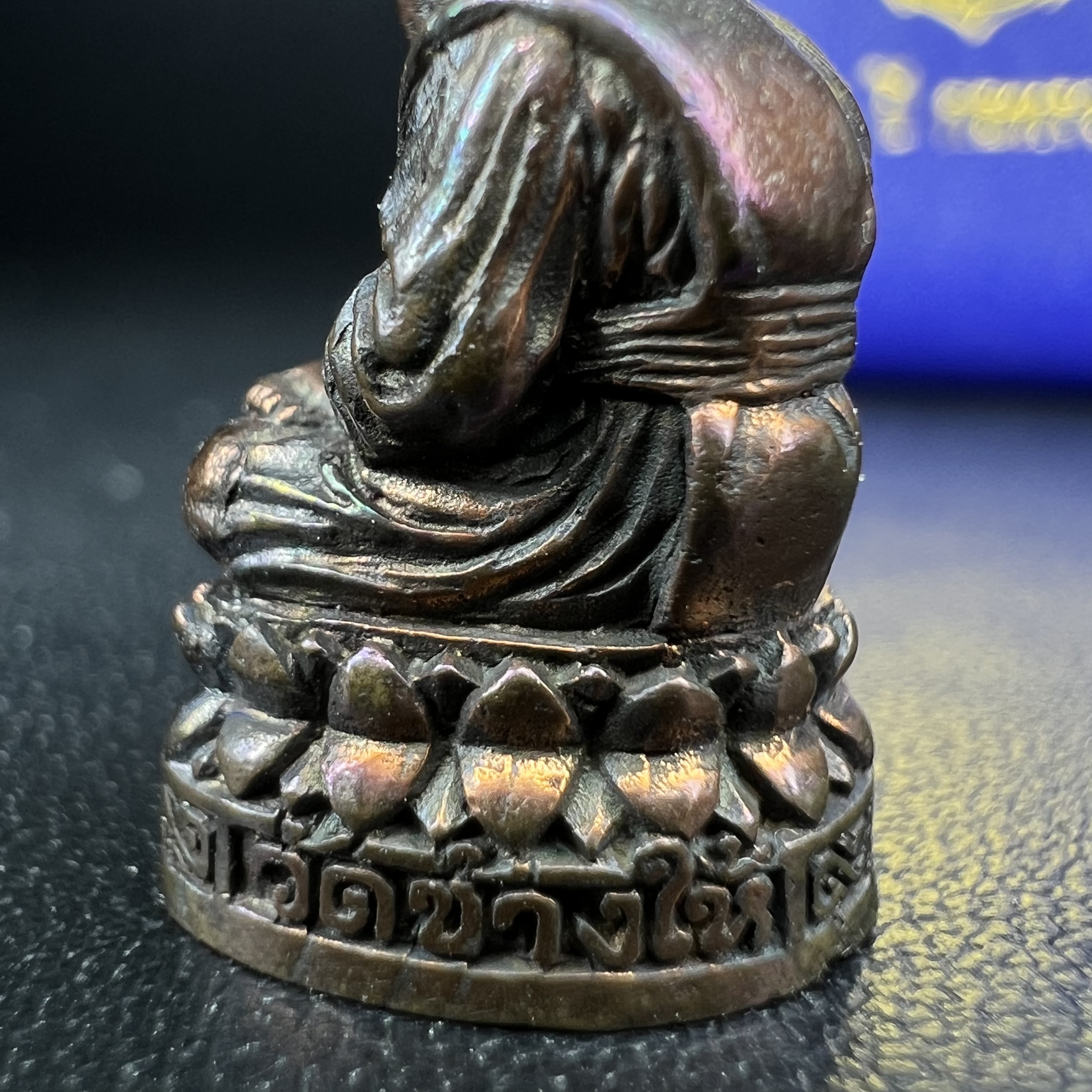 รูปเหมือนหล่อลอยองค์หลวงปู่ทวด รุ่น 111ปี กระทรวงกลาโหม เนื้อนวโลหะรมดำ-ปัดเงา ปี2540 พิธีใหญ่ เข้มขลัง นิยม พร้อมกล่องบรรจุเดิม(คัดสภาพสวยผิวเทพๆผิวรุ้งๆ)ทั้งพิธีทั้งพุทธศิลป์ทรงคุณค่าอีกหนึ่งรุ่นยอดนิยม