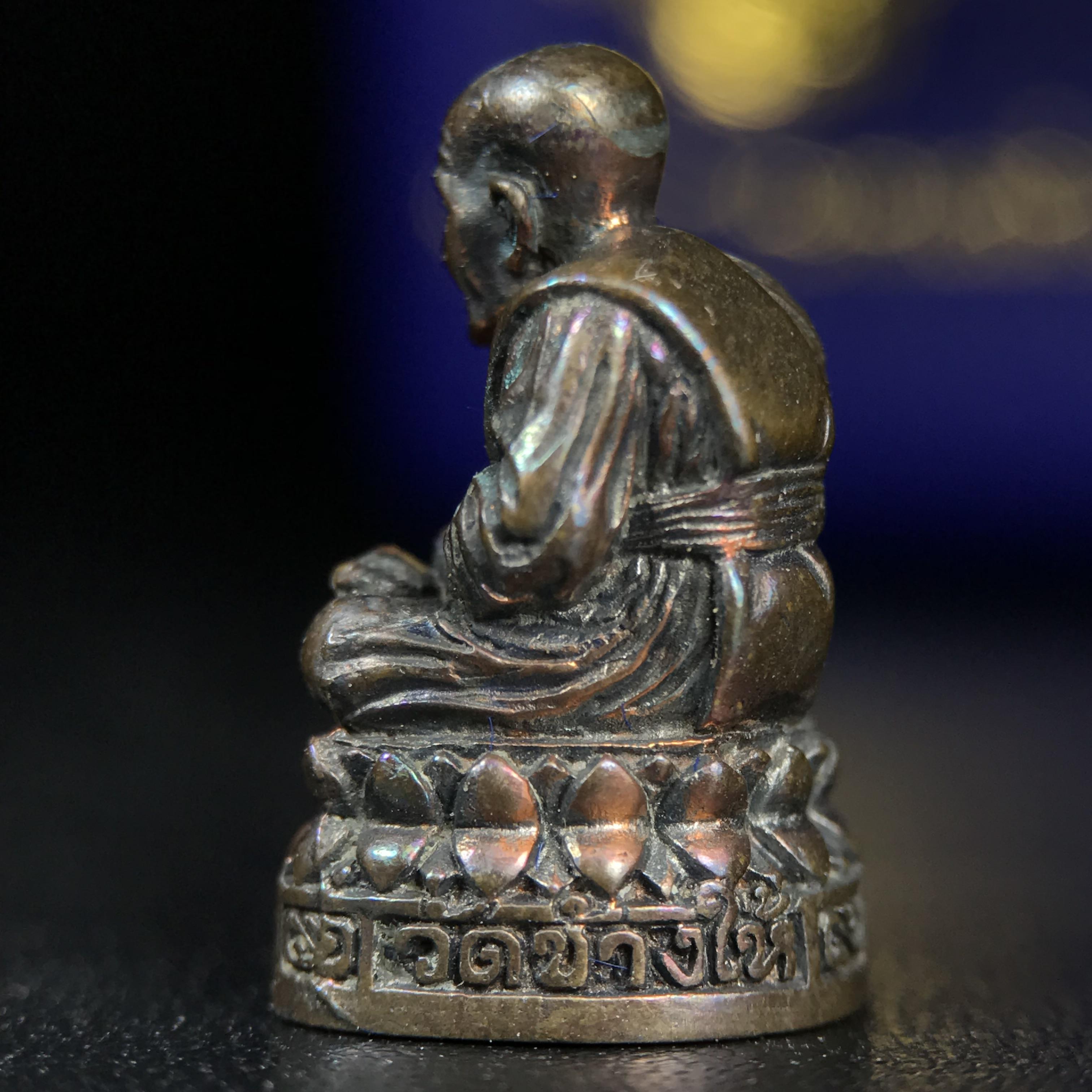 รูปเหมือนหล่อลอยองค์หลวงปู่ทวด รุ่น 111ปี กระทรวงกลาโหม เนื้อนวโลหะรมดำ-ปัดเงา ปี2540 พิธีใหญ่ เข้มขลัง นิยม พร้อมกล่องบรรจุเดิม(คัดสภาพสวยผิวเทพๆผิวรุ้งๆ)ทั้งพิธีทั้งพุทธศิลป์ทรงคุณค่าอีกหนึ่งรุ่นยอดนิยม