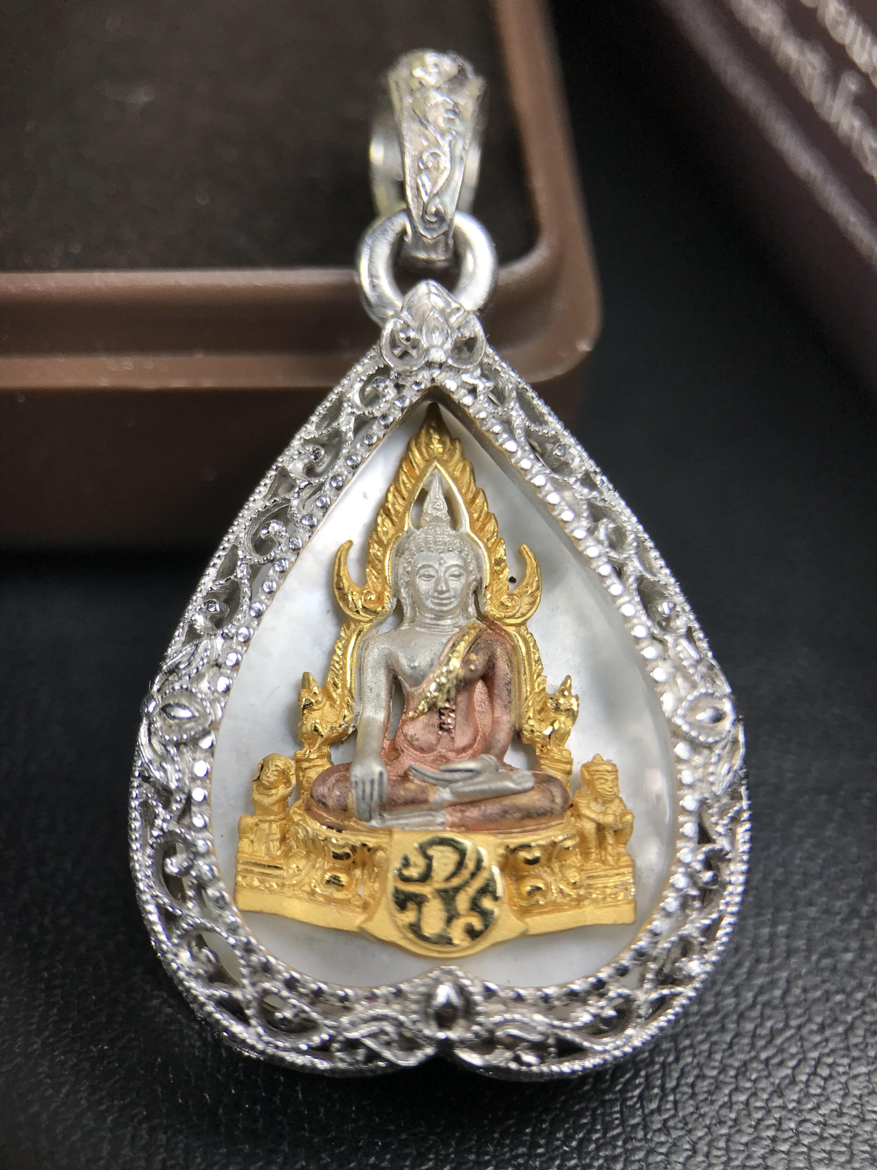 พระพุทธชินราช ภปร. โครงการ "เพราะแผ่นดินนี้ คือ แผ่นดินเกิด" ปี 2548(รุ่นแรก) เหรียญทรงใบโพธิ์ ขนาด 21 x 29 มม. เนื้อเงินสามกษัตริย์ องค์พระชุบสามกษัตริย์ ล้อมด้วยกรอบเงินชุบทองคำขาวสลักเสลาเป็นลวดลายละเอียดอ่อน ส่วนพื้นองค์พระเป็นเปลือกหอยมุข