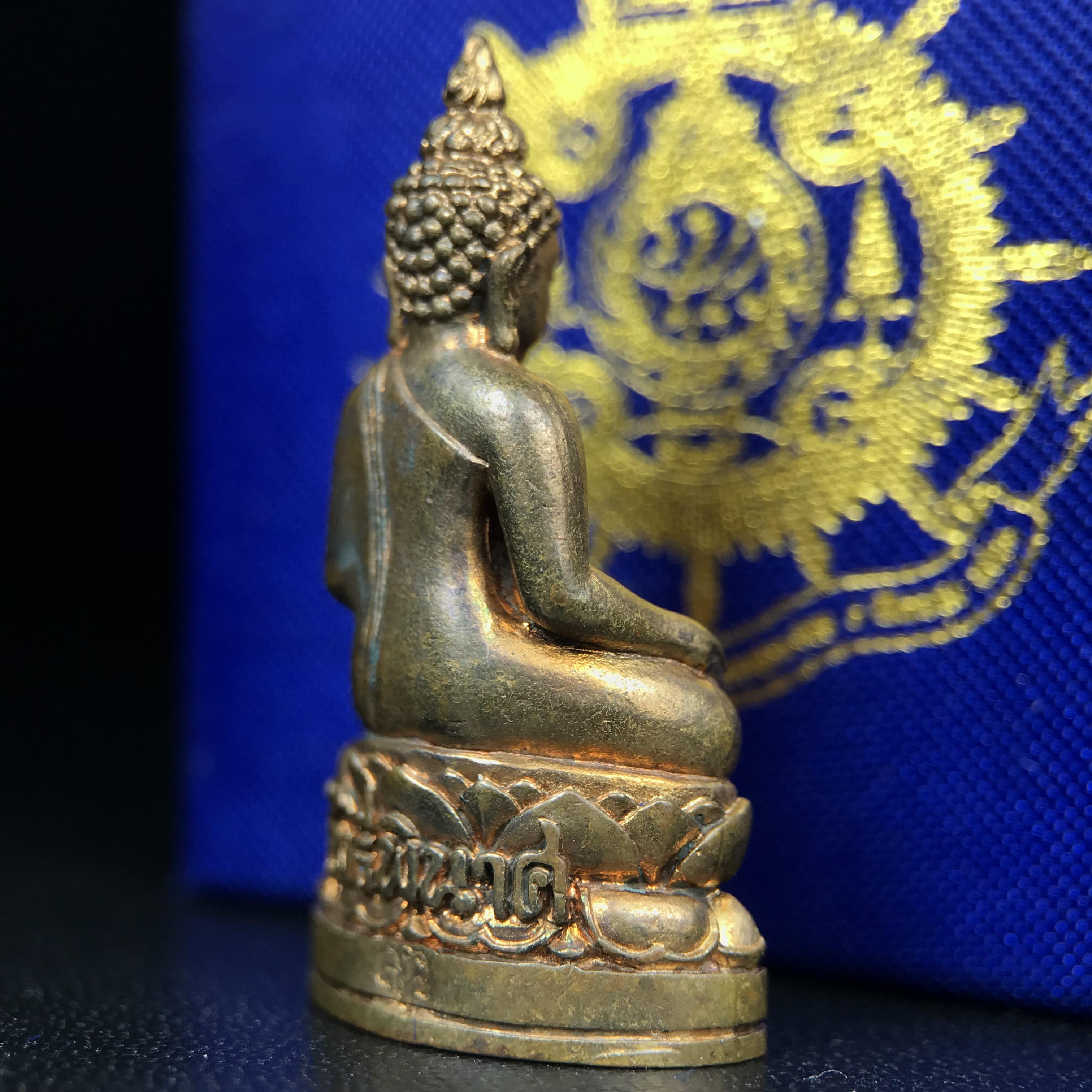 พระกริ่งไพรีพินาศ บรรจุเหล็กไหล ครั้งแรกและครั้งเดียวในประวัติศาสตร์ เฉลิมพระเกียรติ พระบาทสมเด็จพระเจ้าอยู่หัวรัชกาลที่9 พระชนมพรรษา 6 รอบ ปี2542 เนื้อสัมฤทธิ์(บรรจุเหล็กไหล)ดีนอก-ดีใน พิธีใหญ่ มวลสารเด่น (หายาก)