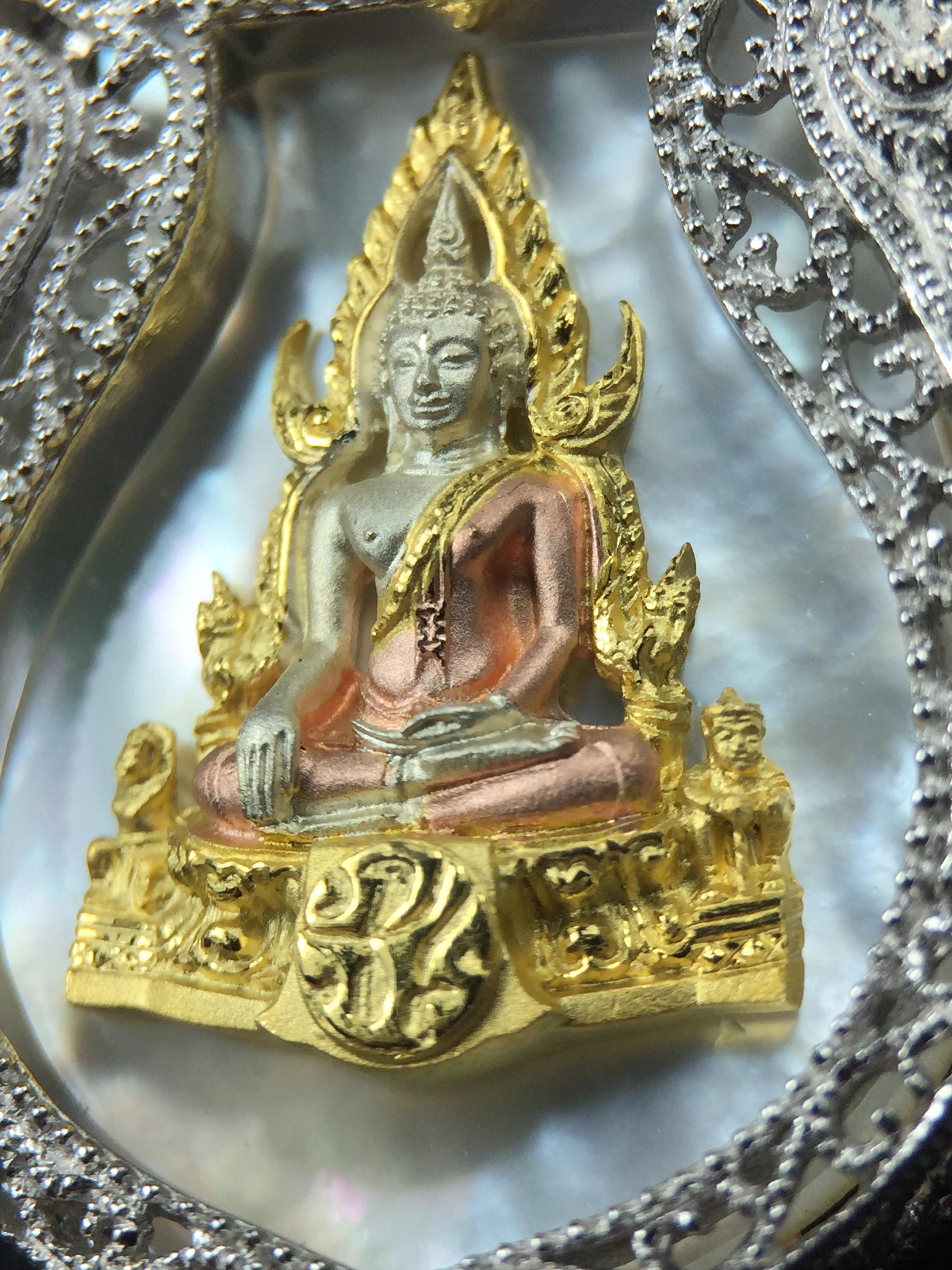 พระพุทธชินราช ภปร. โครงการ "เพราะแผ่นดินนี้ คือ แผ่นดินเกิด" ปี2548(รุ่นแรก) เหรียญทรงเสมา ขนาด 21 x 29 มม.เนื้อเงินสามกษัตริย์ องค์พระชุบสามกษัตริย์ ล้อมด้วยกรอบเงินชุบทองคำขาวสลักเสลาเป็นลวดลายละเอียดอ่อน ส่วนพื้นองค์พระเป็นเปลือกหอยมุขงดงาม