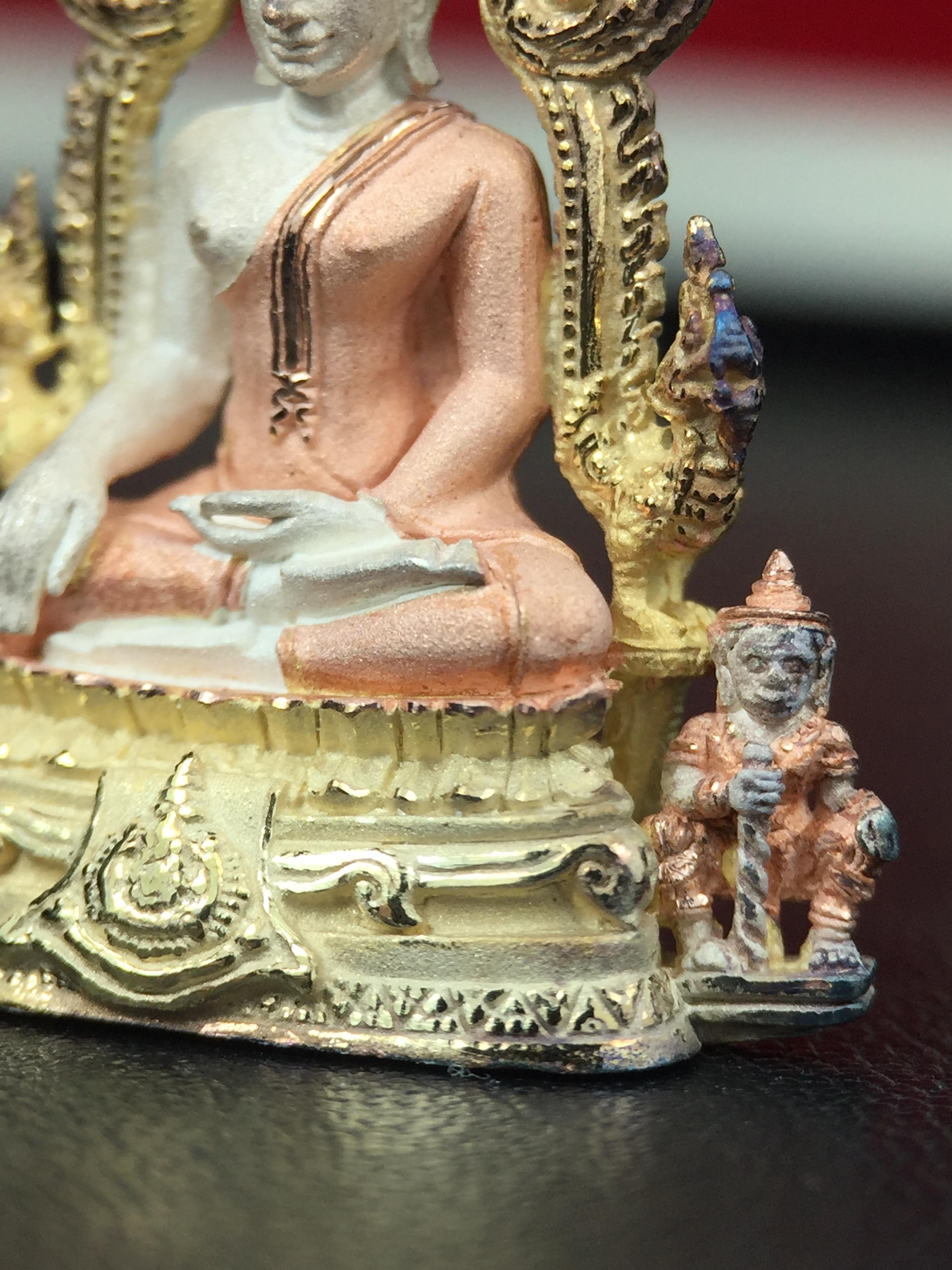 พระพุทธชินราช ภปร. ในวโรกาสพระราชพิธีมหามงคล เฉลิมพระชนมายุ6รอบ 5ธันวาคม2542 มูลนิธิพิทักษ์ดวงตาประชาชน จัดสร้าง เนื้อเงินบริสุทธิ์ 99.9% แบบสามกษัตริย์ขัดเงาบางส่วน พิมพ์ใหญ่ ขนาดสูง 3.4 ซม. พร้อมกล่องบรรจุเดิม