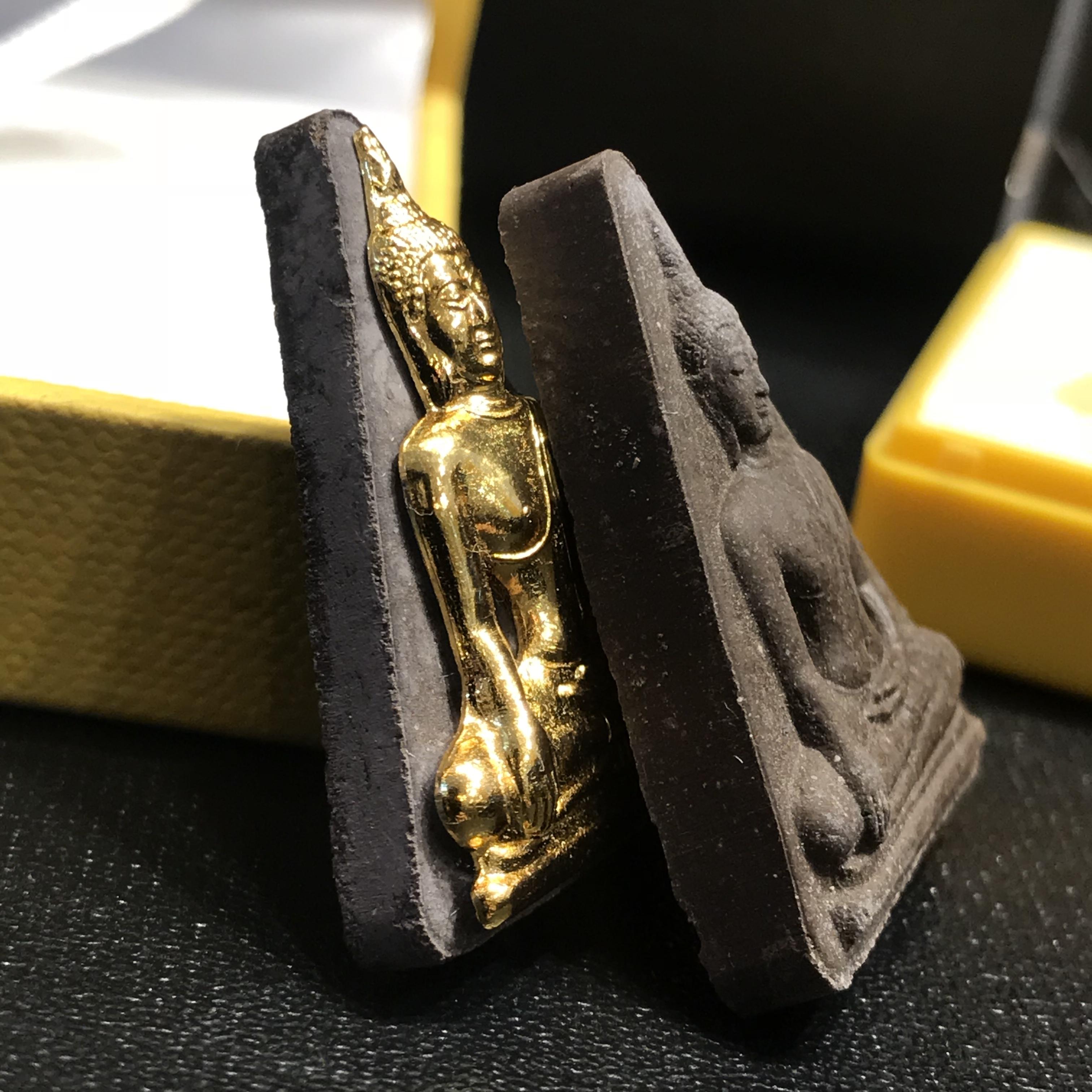 พระพุทธมหาสุวรรณปฏิมากร (หลวงพ่อทองคำ)ตราสัญลักษณ์ 80 พรรษารัชกาลที่9 วัดไตรมิตรวิทยาราม กรุงเทพฯ ปี2550(รวม2องค์)