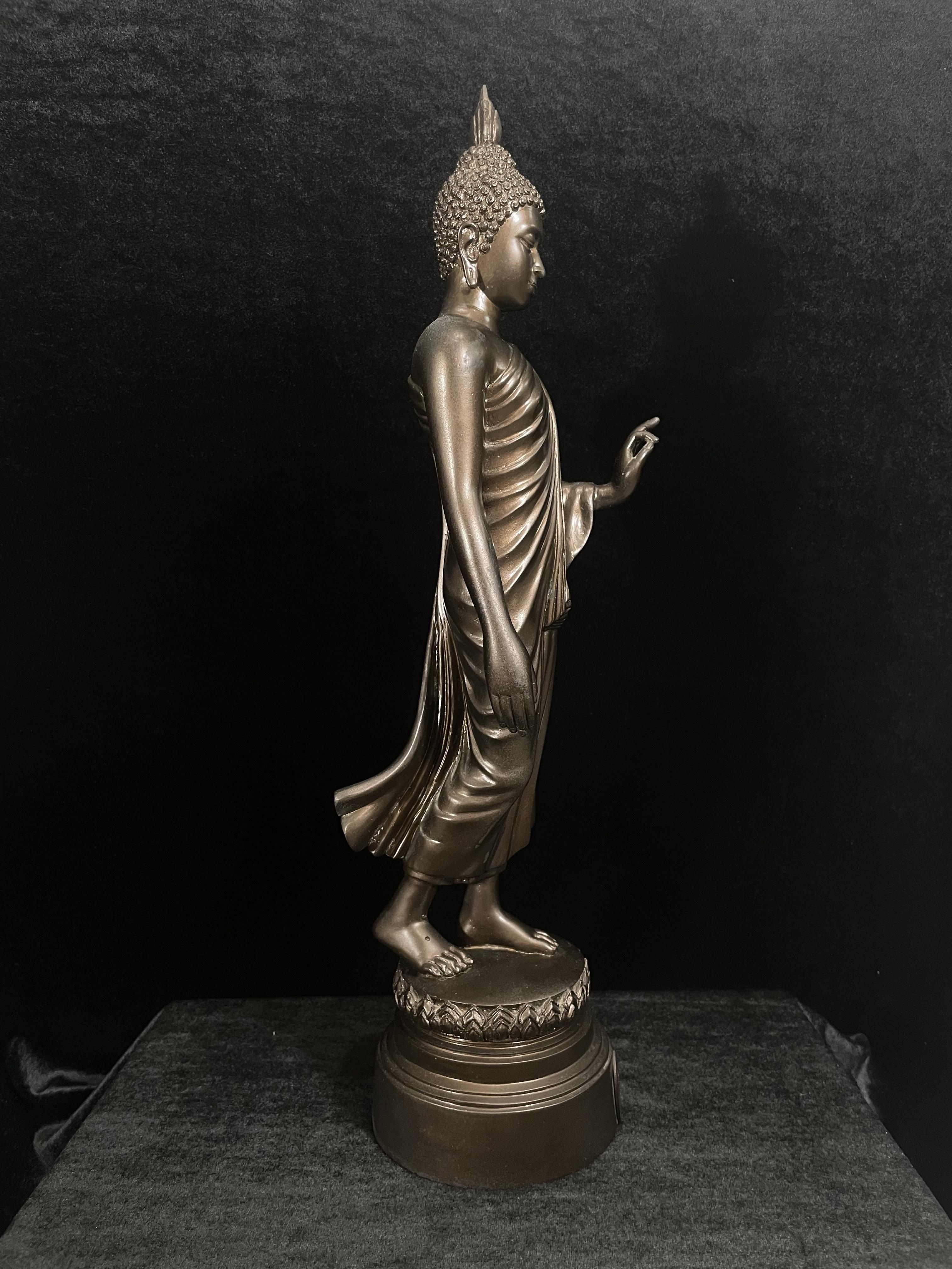 พระบูชา 25พุทธศตวรรษ พระศรีศากยะทศพลญาณ ประธานพุทธมณฑลสุทรรศน์ ปี2530 ตราสัญลักษณ์ ในมหาวาระพระชนมพรรษา ครบ 5 รอบ 60 พรรษา เมื่อ 5 ธันวาคม ปี 2530 หมายเลข (๑๕)๔๐๕ (เลขสวยผลรวมได้ 9 เจริญก้าวหน้าในทุกๆด้าน) ขนาดความสูง 15 นิ้ว รวมฐานสูง 18 นิ้ว(นิยมหายาก)