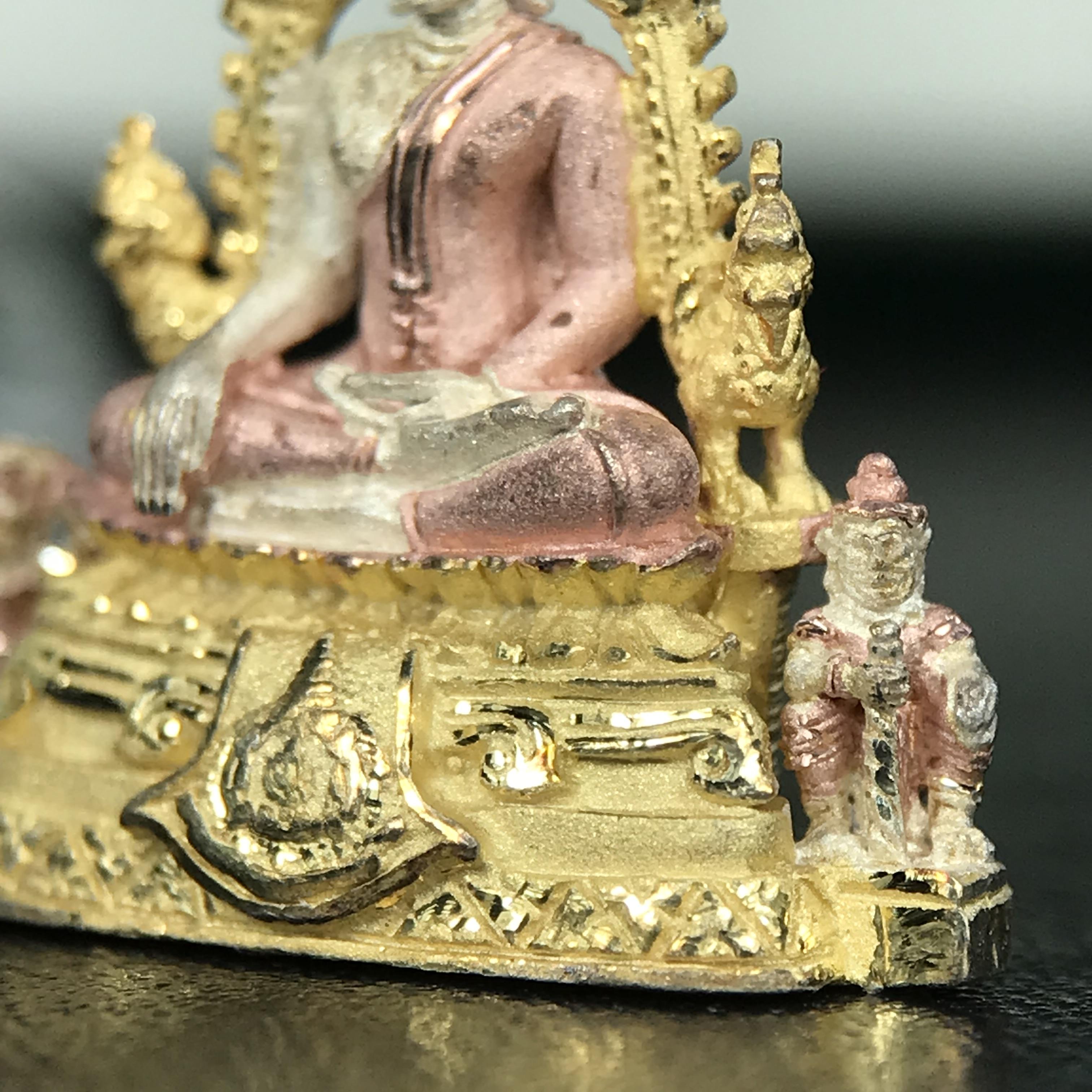 พระพุทธชินราช ภปร. ในวโรกาสพระราชพิธีมหามงคล เฉลิมพระชนมายุ6รอบ 5ธันวาคม2542 มูลนิธิพิทักษ์ดวงตาประชาชน จัดสร้าง เนื้อเงินบริสุทธิ์ 99.9% แบบสามกษัตริย์ขัดเงาบางส่วน พิมพ์กลาง ขนาดสูง 2.4 ซม. พร้อมกล่องบรรจุเดิม