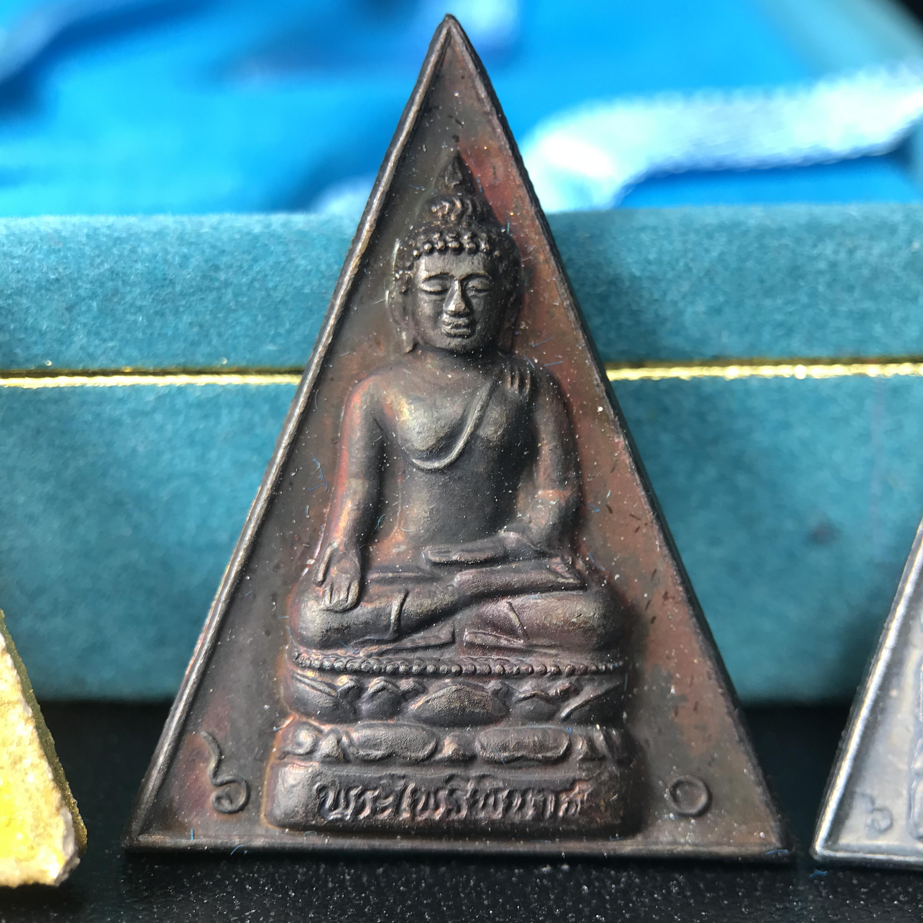 พระไพรีพินาศ สก. ปี 2535พิธีมหาพุทธาภิเษก ณ วัดบวรนิเวศวิหาร เฉลิมพระเกียรติ สมเด็จพระนางเจ้าสิริกิติ์ พระบรมราชินีนาถ พระบรมราชชนนีพันปีหลวง 5 รอบ 60 พรรษา12 สิงหาคม 2535 ชุดพิเศษ 5 รายการ ครบชุดพร้อมกล่องบรรจุเดิม