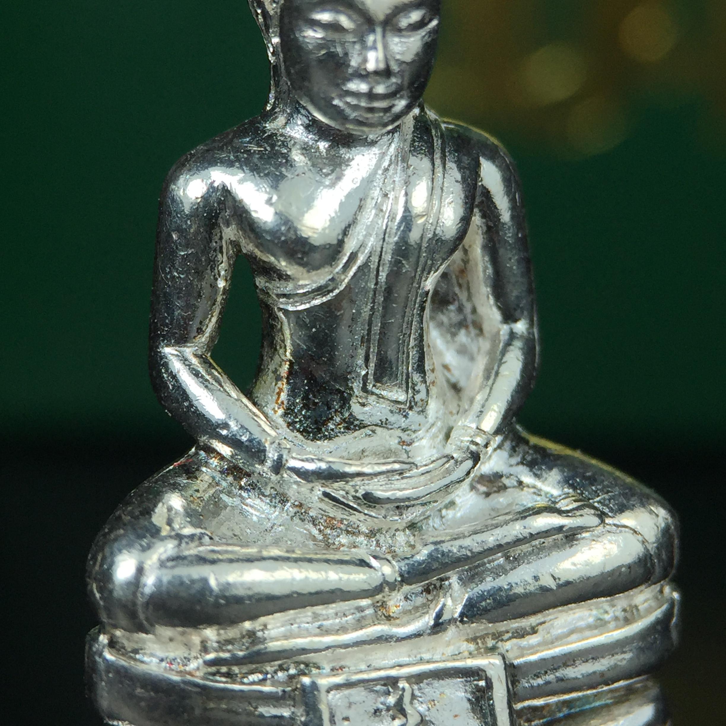 พระพุทธโสธร รุ่น กศก. 120 ปี เนื่องในโอกาสครบ 120 ปี กรมศุลกากร กระทรวงการคลัง จัดสร้าง ปี 2537 เนื้อเงินบริสุทธิ์ 99.9% ผิวขัดเงา(งานบริษัท แพรนด้า จิวเวลรี่)สวยงดงาม ทรงคุณค่า