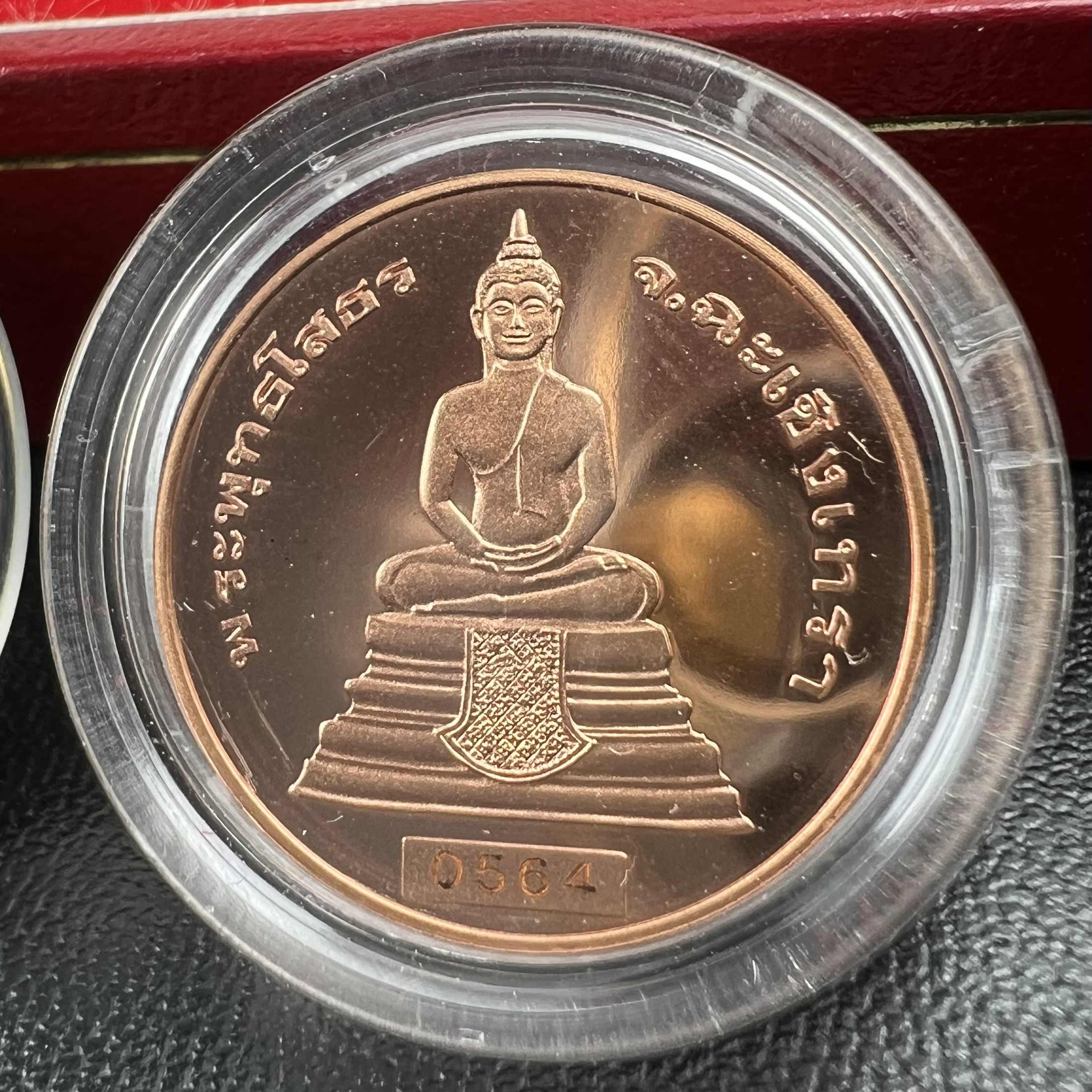 เหรียญพระพุทธโสธร-สมเด็จพระปิยมหาราช รุ่นกาญจนาภิเษก วัดสุทัศน์เทพวราราม ปี2538 ครบชุดสามกษัตริย์ 1 ชุดมี 3 เนื้อ (เงินขัดเงา+กะไหล่ทองขัดเงา+ทองแดงบริสุทธิ์ขัดเงา) ขนาด 19 มม. ครบชุดพิมพ์เล็กหมายเลขเดียวกันพร้อมกล่องและใบรับรองเดิม(1ใน 1000 ชุด หายากมาก)