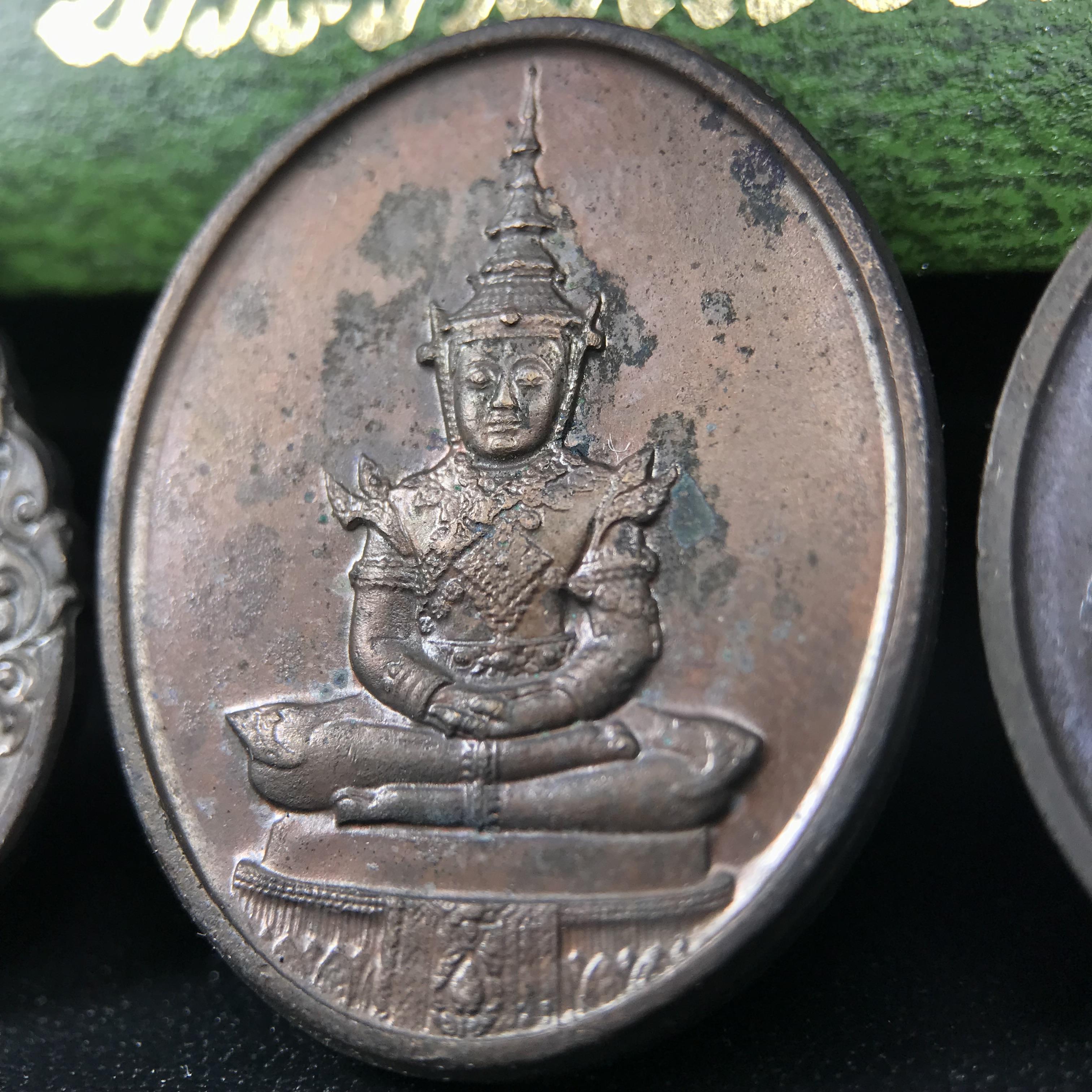 เหรียญพระแก้วมรกตหลัง ภปร. ฉลองกรุงรัตนโกสินทร์ครบ 200 ปี พ.ศ.2525 เนื้อทองแดงกล่องบรรจุเดิมครบ3พิมพ์(บล็อกพระราชศรัธา)(ในหลวงรัชกาลที่9 เสด็จในพิธี)พระคู่บ้านคู่เมือง...พระดี...พิธีใหญ่