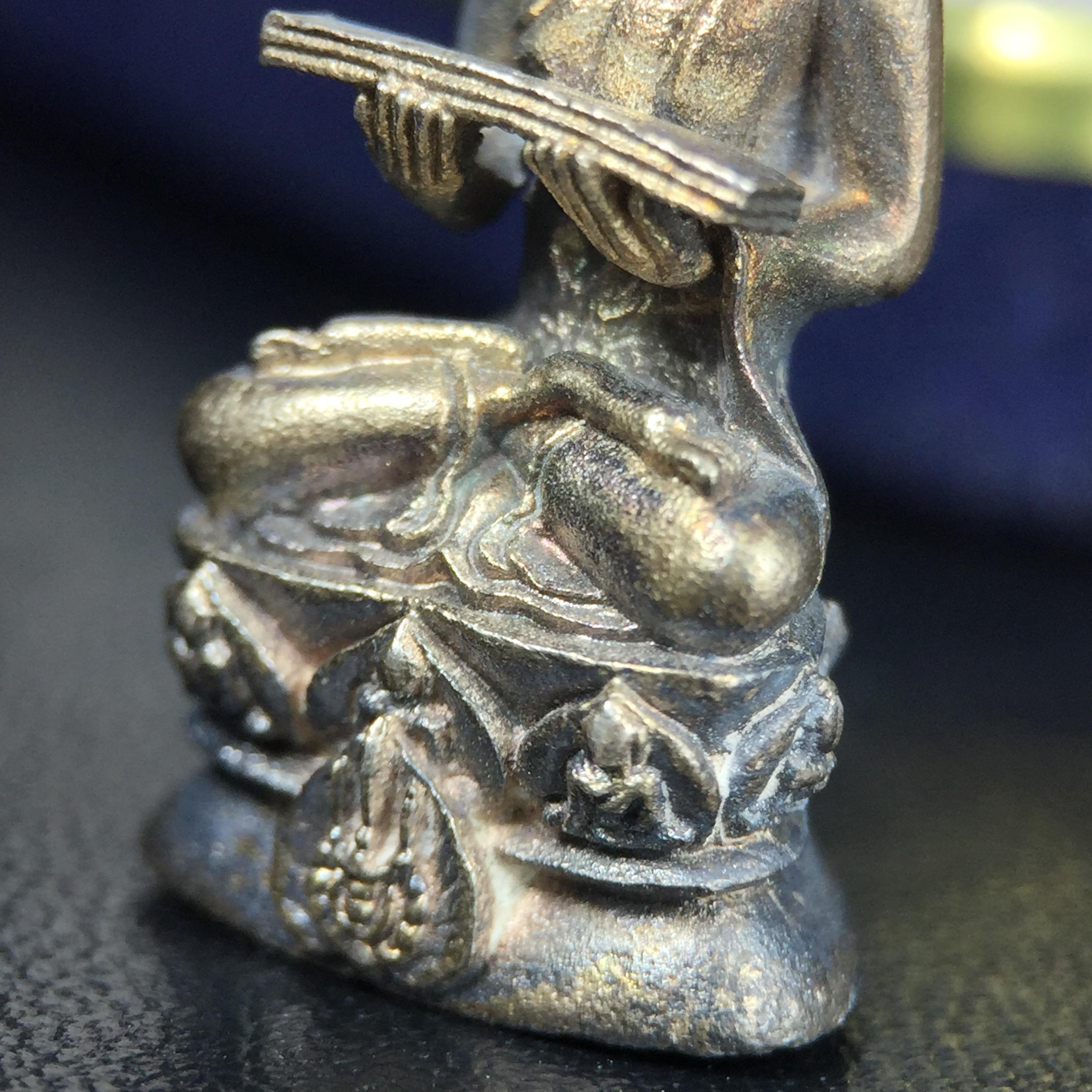 พระกริ่งปรมานุชิตชิโนรส วัดพระเชตุพนวิมลมังคลาราม(วัดโพธิ์) ปี2533 เนื้อเงิน ( ในหลวงรัชกาลที่9เสด็จเททอง)พิธีใหญ่ งดงามด้วยพุทธศิลป์เปี่ยมด้วยพุทธคุณ อีกหนึ่งรุ่นที่แนะนำสะสมบูชา