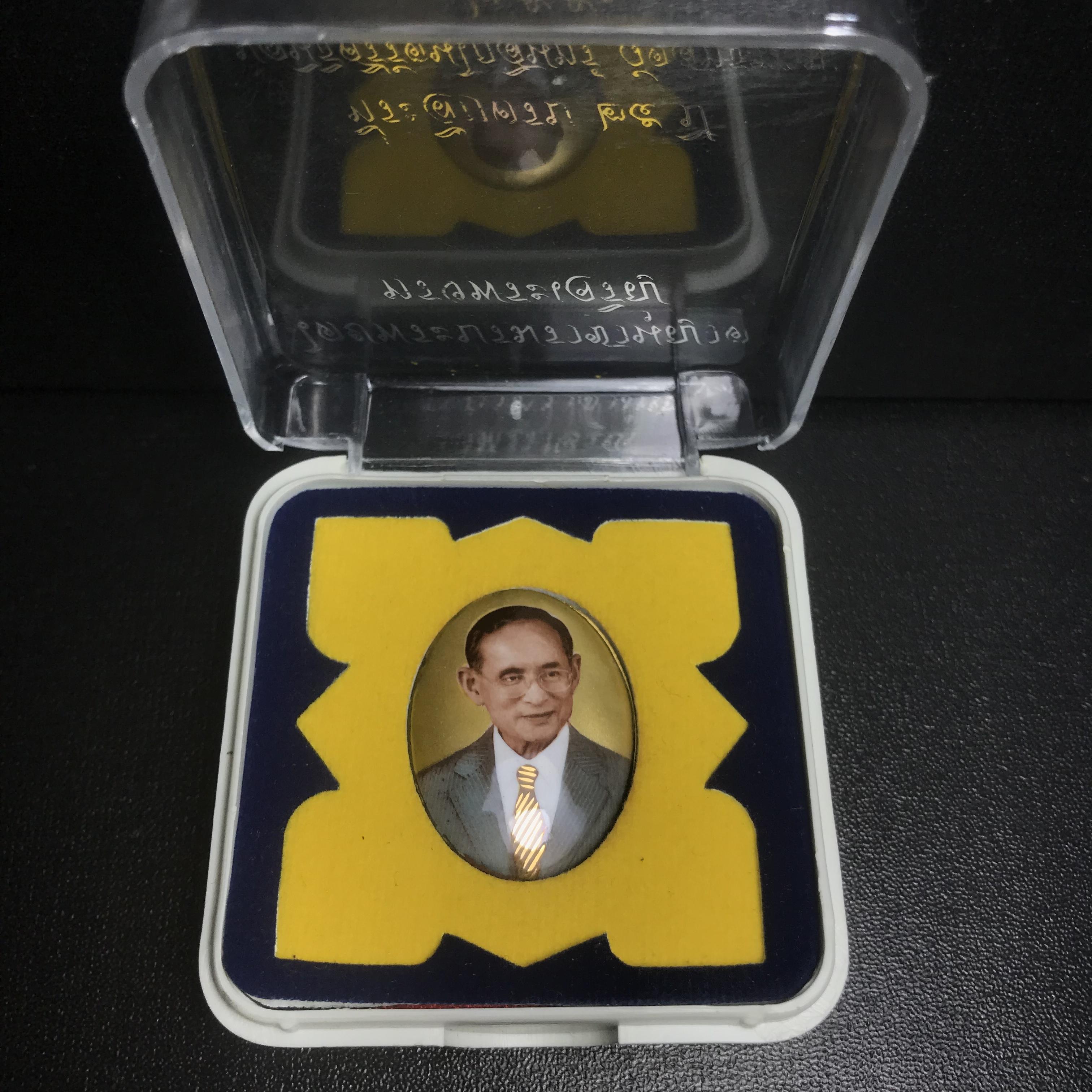 ล็อกเกตในหลวงรัชกาลที่9 ที่ระลึกครบ 25 ปี มูลนิธิศรีรัตนโกสินทร์ วัดสุทธาราม พ.ศ. 2550 พิมพ์ทรงวงรีรูปไข่เล็ก ฉากสีทอง หลังปิดแผ่นทองคำ ฝังพระยอดธง บรรจุมวลสารจิตรลดาและเกศาในหลวง ร.9 (หมายเลข 123)(นัมเบอร์สวยเลขเรียง)(นิยมหายากสุด)(1 ใน 422 องค์)