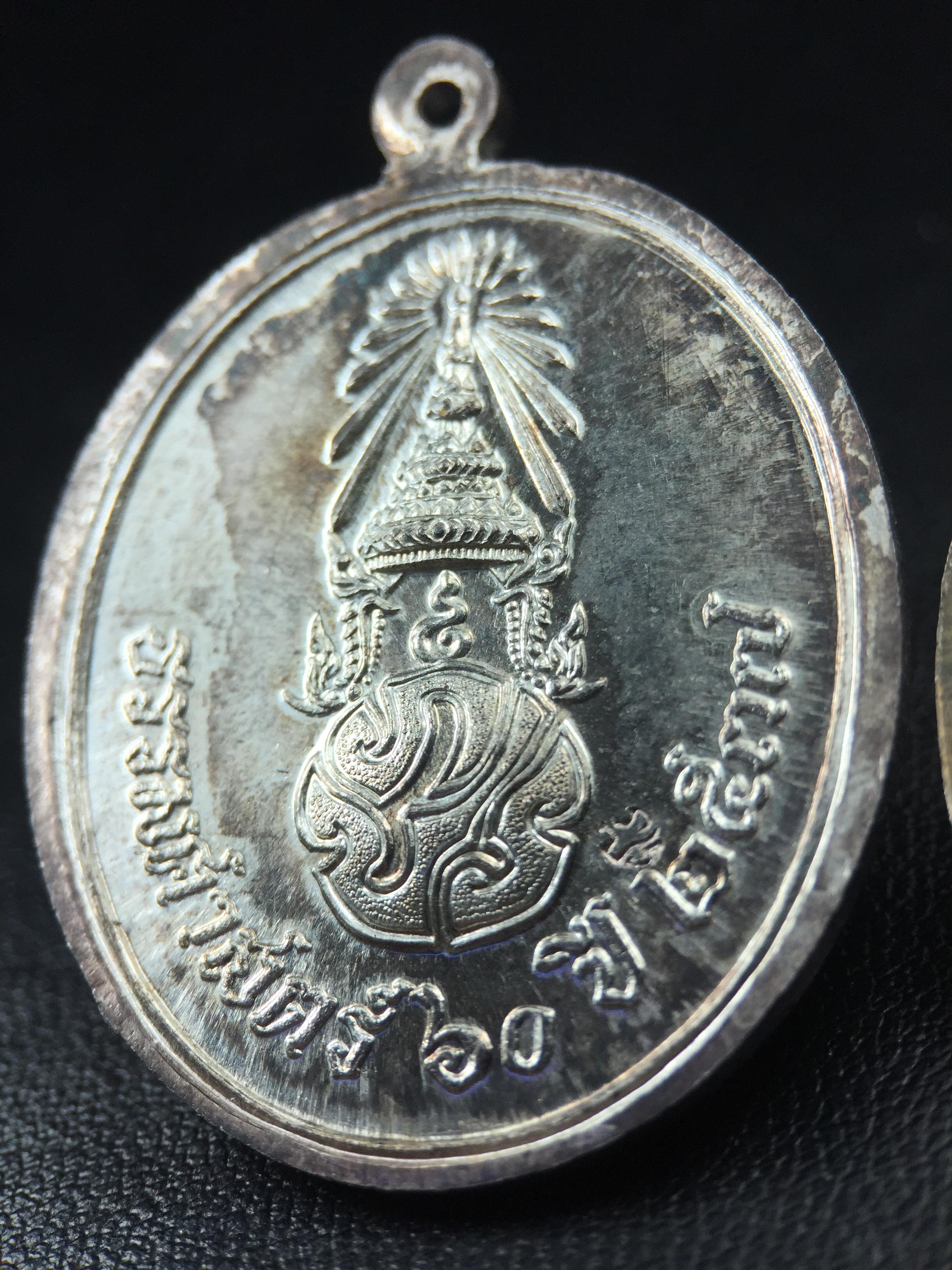 เหรียญพระพุทธสิหิงค์ ภปร. รุ่นมหาลัยธรรมศาสตร์ 60ปี พ.ศ.2537 พิมพ์ใหญ่+พิมพ์เล็ก เนื้อเงินผิวเดิมๆขึ้นสีรุ้งๆสวยมาก(ในหลวงรัชกาลที่9เสด็จในพิธี)(พิธีใหญ่ เกจิที่มีชื่อเสียงมาร่วมปลุกเสกจำนวนมาก ชนวนมาลสารเก่าเข้มขลัง )ของดีธรรมศาสตร์ที่ศิษย์เก่าไม่ควรพลาด