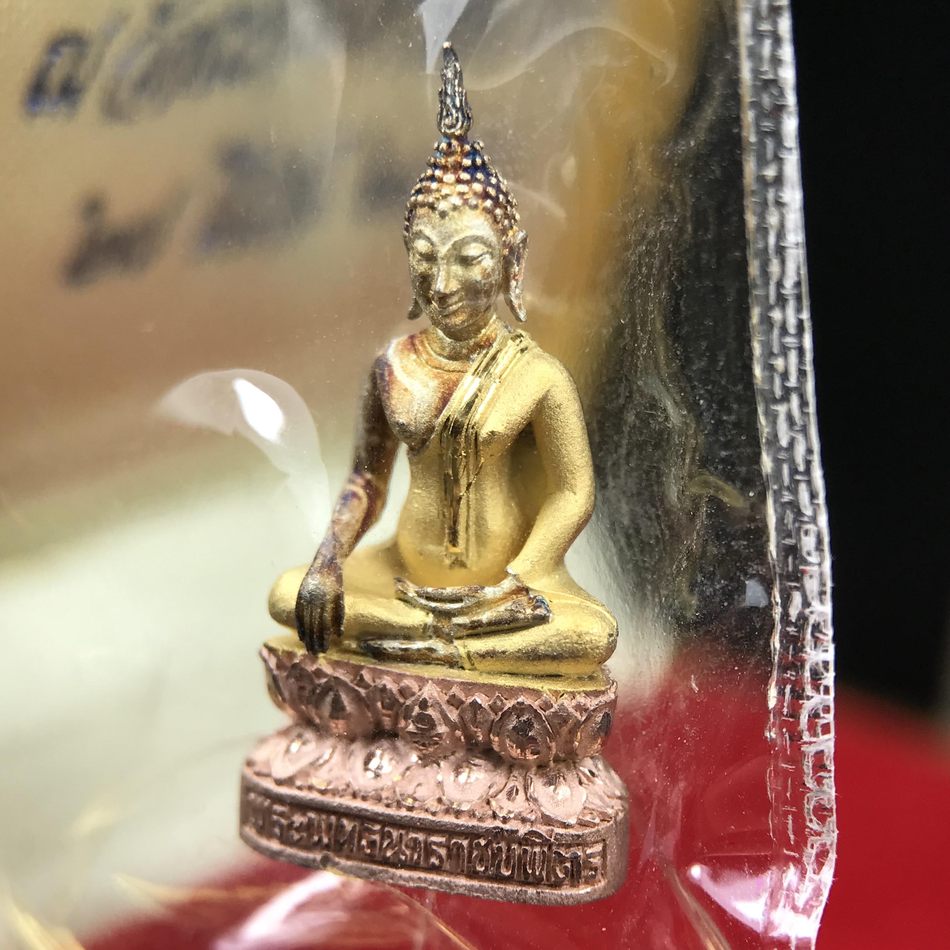 พระชัยวัฒน์พระพุทธนวราชบพิตร ครองสิริราชสมบัติครบ 50 ปี พ.ศ.2540 ขนาดสูง 1.9 ซม. เนื้อเงินสามกษัตริย์(ผิวเดิม)(ซีนซองเดิม) พร้อมกล่องบรรจุเดิมครบสมบูรณ์ 1ใน 9500 องค์(พุทธนวราชบพิตร นิมิตรหมายแห่งความสามัคคี ด้วยไมตรีแห่งองค์พระภูมิพล)